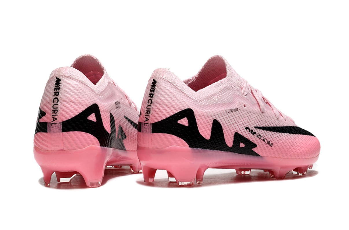 图片[3]-刺客十五系列足球鞋是耐克推出的专业足球鞋款。鞋面采用高科技材质，贴合脚型，能提供良好的触球感，助力精准控球。大底设计增强抓地力，无论是加速、急停还是变向，都能稳稳助力，适合场上各个位置的球员。 从外观上看，它色彩丰富多样，有粉色、米色、湖蓝色、荧光绿等多种亮眼配色，兼具时尚与个性，满足不同审美需求。-选品中心