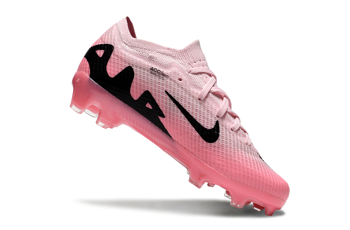 图片[6]-刺客十五系列足球鞋是耐克推出的专业足球鞋款。鞋面采用高科技材质，贴合脚型，能提供良好的触球感，助力精准控球。大底设计增强抓地力，无论是加速、急停还是变向，都能稳稳助力，适合场上各个位置的球员。 从外观上看，它色彩丰富多样，有粉色、米色、湖蓝色、荧光绿等多种亮眼配色，兼具时尚与个性，满足不同审美需求。-选品中心