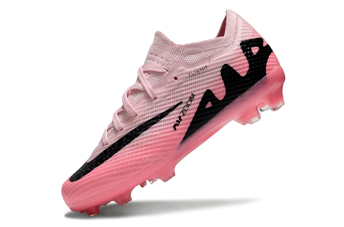 图片[7]-刺客十五系列足球鞋是耐克推出的专业足球鞋款。鞋面采用高科技材质，贴合脚型，能提供良好的触球感，助力精准控球。大底设计增强抓地力，无论是加速、急停还是变向，都能稳稳助力，适合场上各个位置的球员。 从外观上看，它色彩丰富多样，有粉色、米色、湖蓝色、荧光绿等多种亮眼配色，兼具时尚与个性，满足不同审美需求。-选品中心