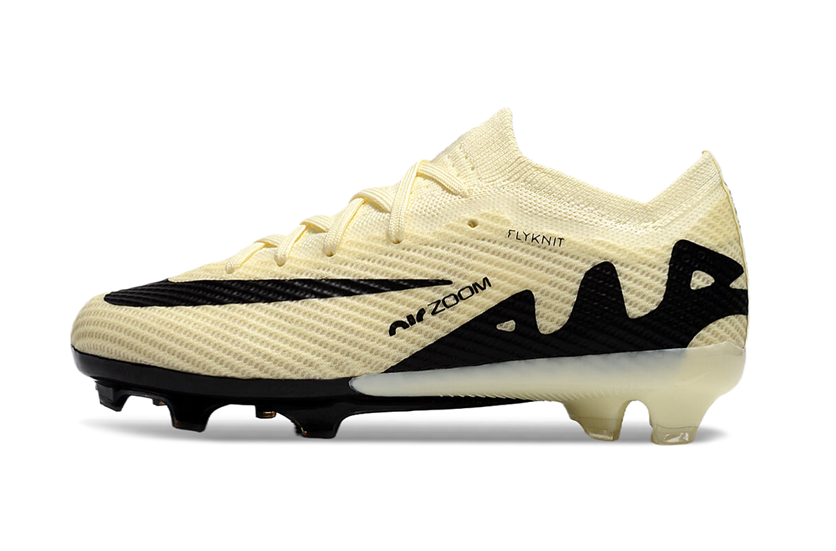 图片[3]-刺客十五系列足球鞋是耐克推出的专业足球鞋款。鞋面采用高科技材质，贴合脚型，能提供良好的触球感，助力精准控球。大底设计增强抓地力，无论是加速、急停还是变向，都能稳稳助力，适合场上各个位置的球员。 从外观上看，它色彩丰富多样，有粉色、米色、湖蓝色、荧光绿等多种亮眼配色，兼具时尚与个性，满足不同审美需求。-选品中心