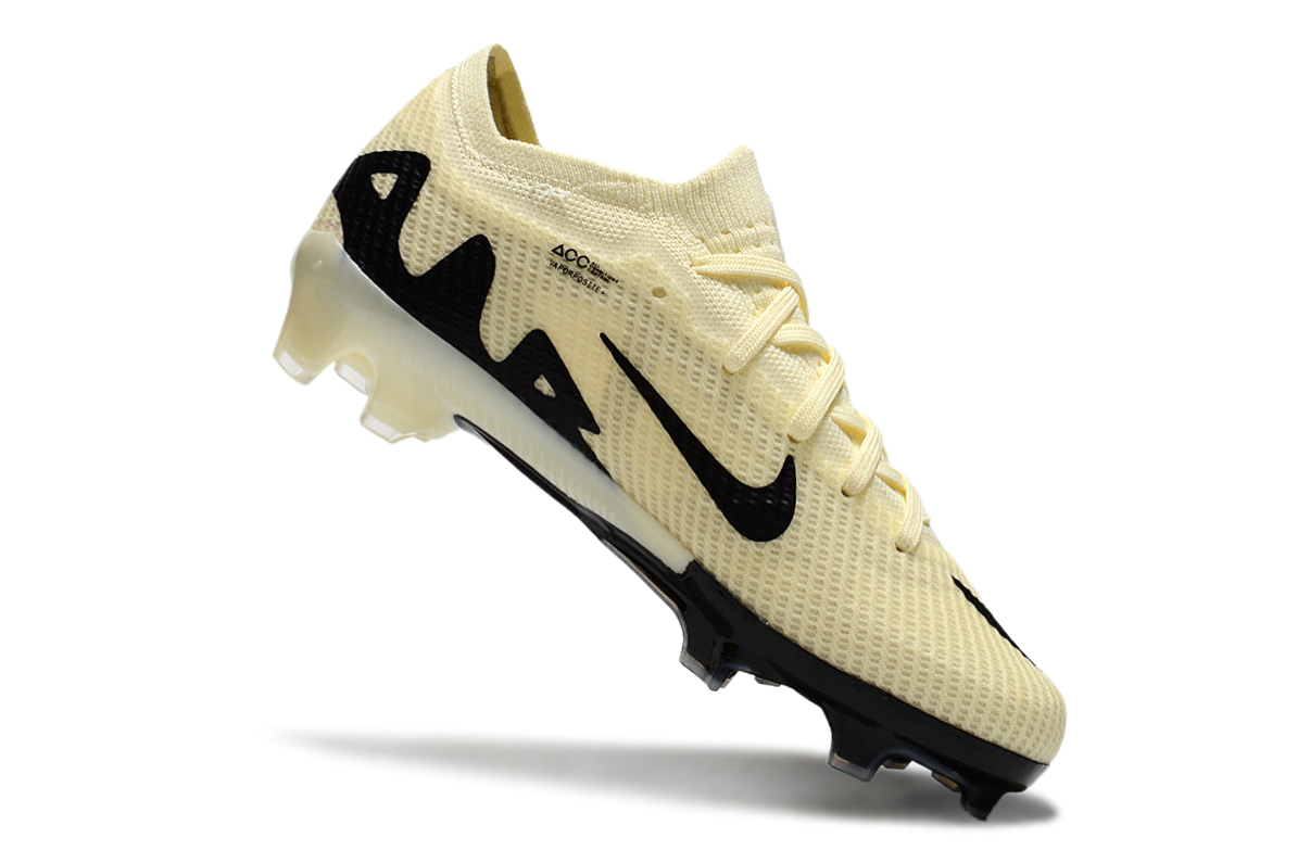 图片[8]-刺客十五系列足球鞋是耐克推出的专业足球鞋款。鞋面采用高科技材质，贴合脚型，能提供良好的触球感，助力精准控球。大底设计增强抓地力，无论是加速、急停还是变向，都能稳稳助力，适合场上各个位置的球员。 从外观上看，它色彩丰富多样，有粉色、米色、湖蓝色、荧光绿等多种亮眼配色，兼具时尚与个性，满足不同审美需求。-选品中心