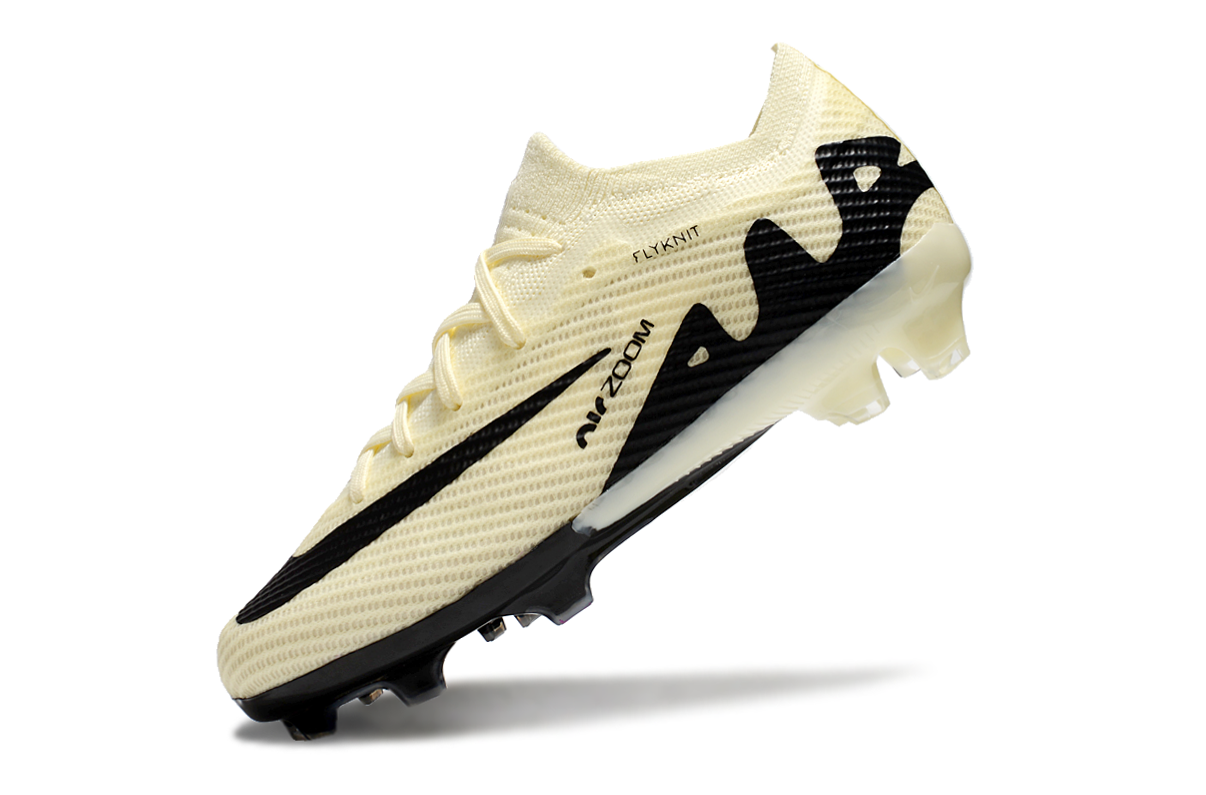 图片[6]-刺客十五系列足球鞋是耐克推出的专业足球鞋款。鞋面采用高科技材质，贴合脚型，能提供良好的触球感，助力精准控球。大底设计增强抓地力，无论是加速、急停还是变向，都能稳稳助力，适合场上各个位置的球员。 从外观上看，它色彩丰富多样，有粉色、米色、湖蓝色、荧光绿等多种亮眼配色，兼具时尚与个性，满足不同审美需求。-选品中心