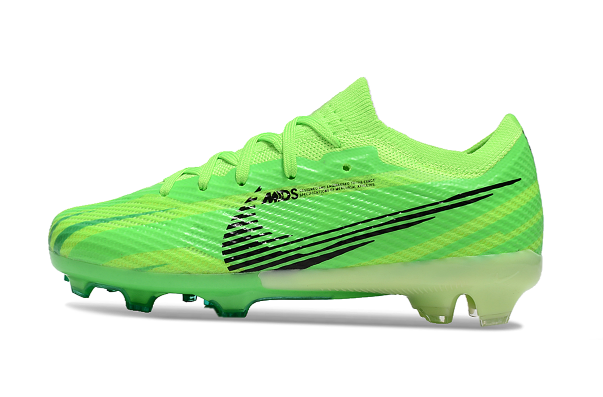 图片[5]-刺客十五系列足球鞋是耐克推出的专业足球鞋款。鞋面采用高科技材质，贴合脚型，能提供良好的触球感，助力精准控球。大底设计增强抓地力，无论是加速、急停还是变向，都能稳稳助力，适合场上各个位置的球员。 从外观上看，它色彩丰富多样，有粉色、米色、湖蓝色、荧光绿等多种亮眼配色，兼具时尚与个性，满足不同审美需求。-选品中心