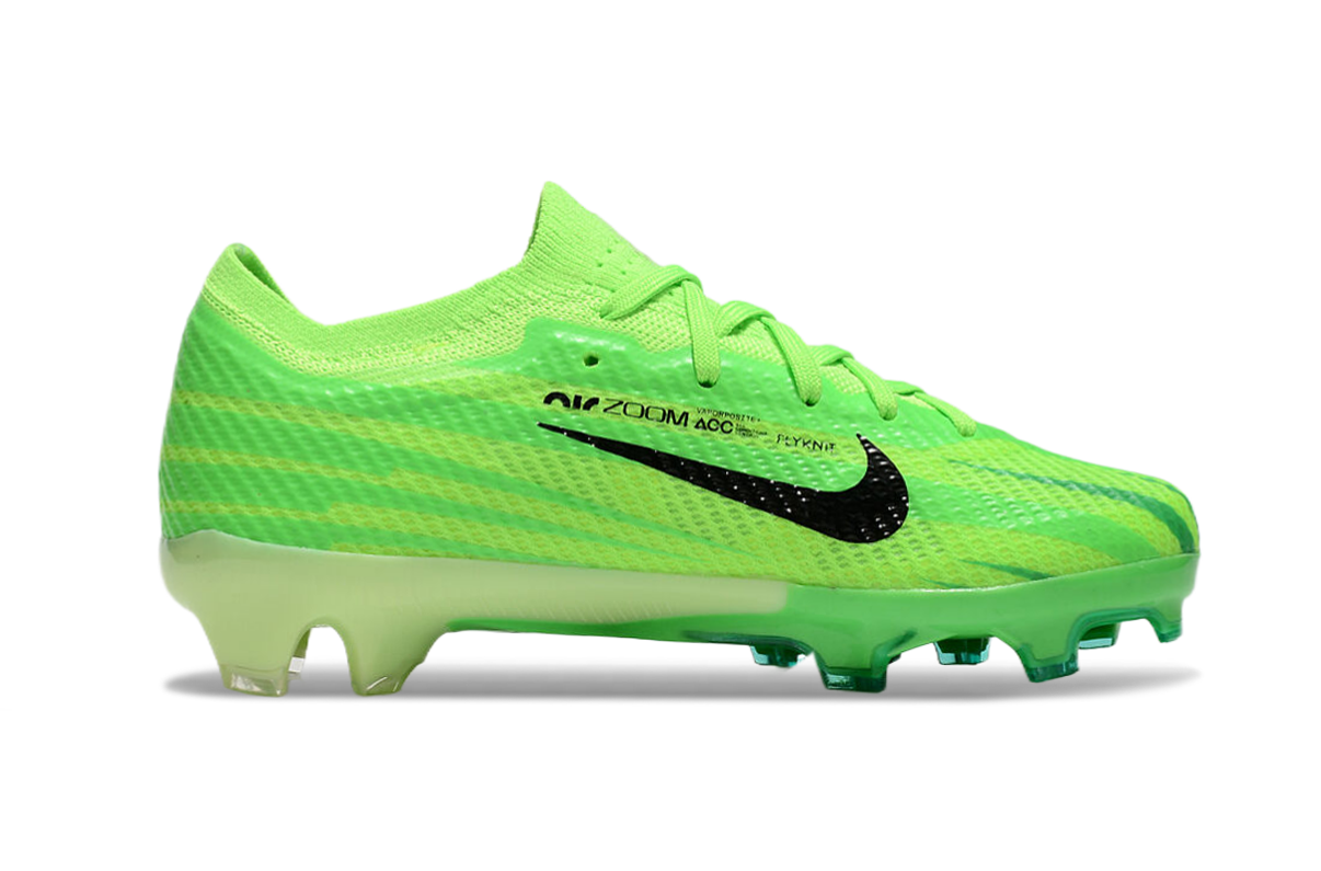 图片[6]-刺客十五系列足球鞋是耐克推出的专业足球鞋款。鞋面采用高科技材质，贴合脚型，能提供良好的触球感，助力精准控球。大底设计增强抓地力，无论是加速、急停还是变向，都能稳稳助力，适合场上各个位置的球员。 从外观上看，它色彩丰富多样，有粉色、米色、湖蓝色、荧光绿等多种亮眼配色，兼具时尚与个性，满足不同审美需求。-选品中心
