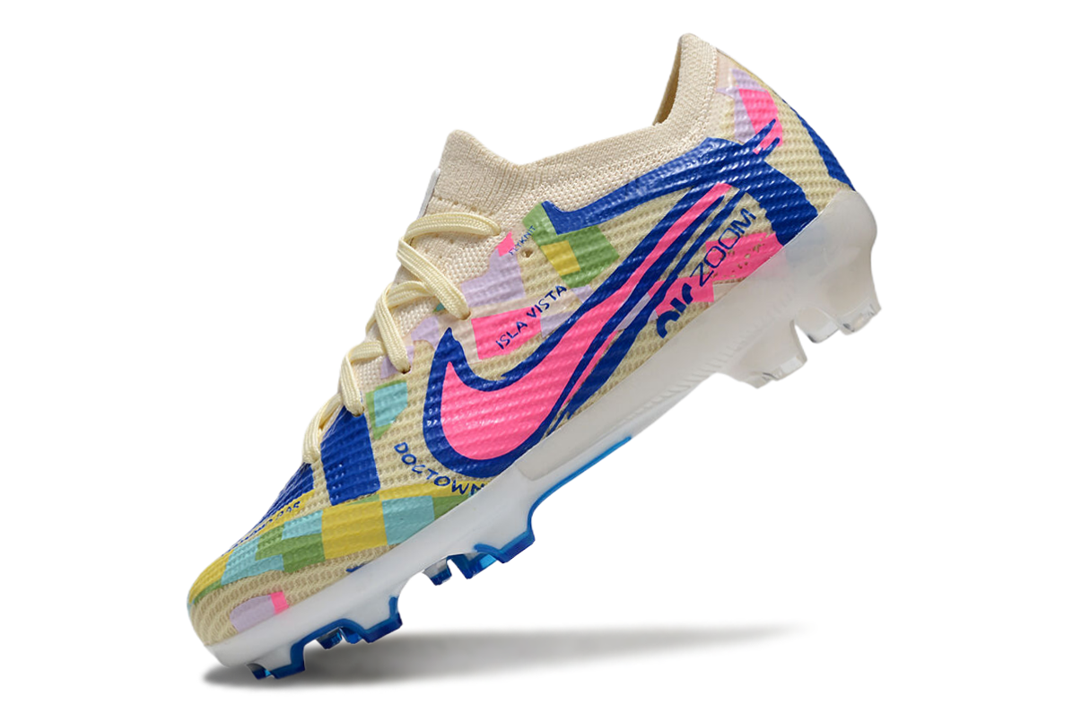 图片[8]-刺客十五系列足球鞋是耐克推出的专业足球鞋款。鞋面采用高科技材质，贴合脚型，能提供良好的触球感，助力精准控球。大底设计增强抓地力，无论是加速、急停还是变向，都能稳稳助力，适合场上各个位置的球员。 从外观上看，它色彩丰富多样，有粉色、米色、湖蓝色、荧光绿等多种亮眼配色，兼具时尚与个性，满足不同审美需求。-选品中心