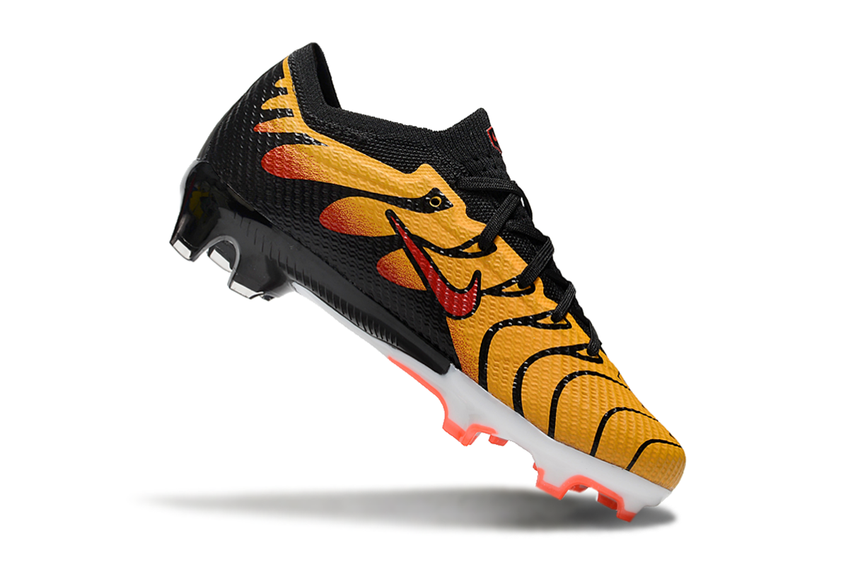 图片[5]-刺客十五系列足球鞋是耐克推出的专业足球鞋款。鞋面采用高科技材质，贴合脚型，能提供良好的触球感，助力精准控球。大底设计增强抓地力，无论是加速、急停还是变向，都能稳稳助力，适合场上各个位置的球员。 从外观上看，它色彩丰富多样，有粉色、米色、湖蓝色、荧光绿等多种亮眼配色，兼具时尚与个性，满足不同审美需求。-选品中心