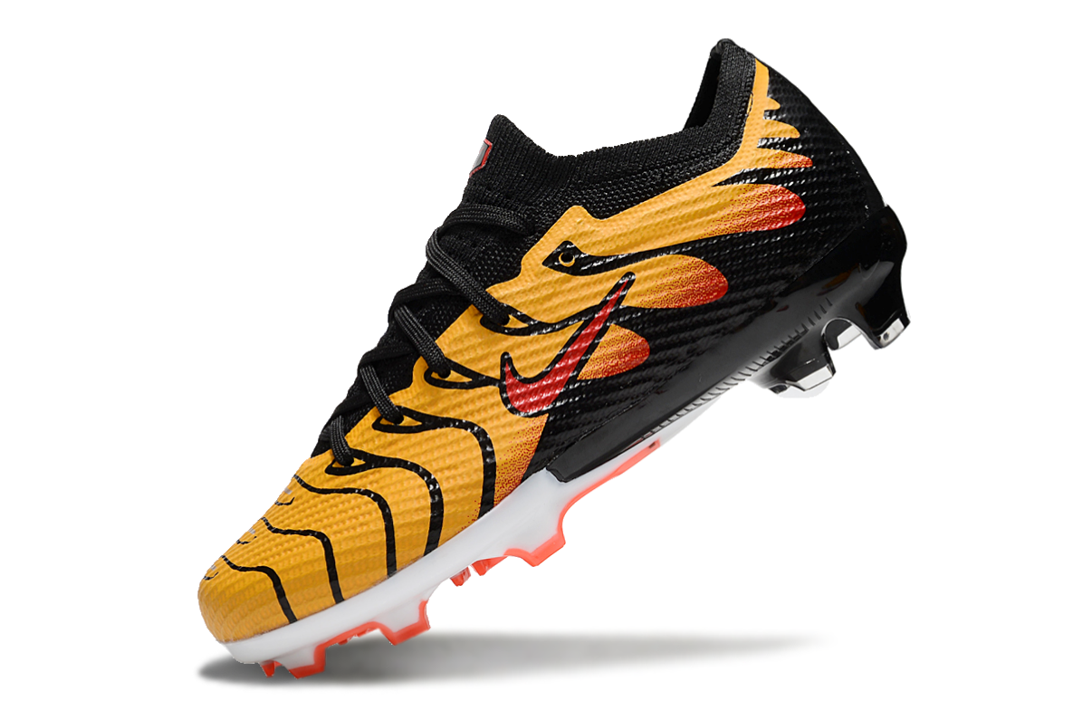 图片[6]-刺客十五系列足球鞋是耐克推出的专业足球鞋款。鞋面采用高科技材质，贴合脚型，能提供良好的触球感，助力精准控球。大底设计增强抓地力，无论是加速、急停还是变向，都能稳稳助力，适合场上各个位置的球员。 从外观上看，它色彩丰富多样，有粉色、米色、湖蓝色、荧光绿等多种亮眼配色，兼具时尚与个性，满足不同审美需求。-选品中心