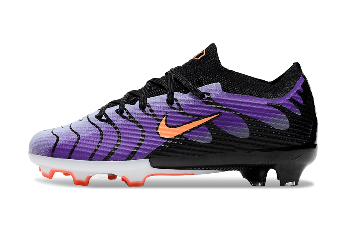 图片[3]-刺客十五系列足球鞋是耐克推出的专业足球鞋款。鞋面采用高科技材质，贴合脚型，能提供良好的触球感，助力精准控球。大底设计增强抓地力，无论是加速、急停还是变向，都能稳稳助力，适合场上各个位置的球员。 从外观上看，它色彩丰富多样，有粉色、米色、湖蓝色、荧光绿等多种亮眼配色，兼具时尚与个性，满足不同审美需求。-选品中心