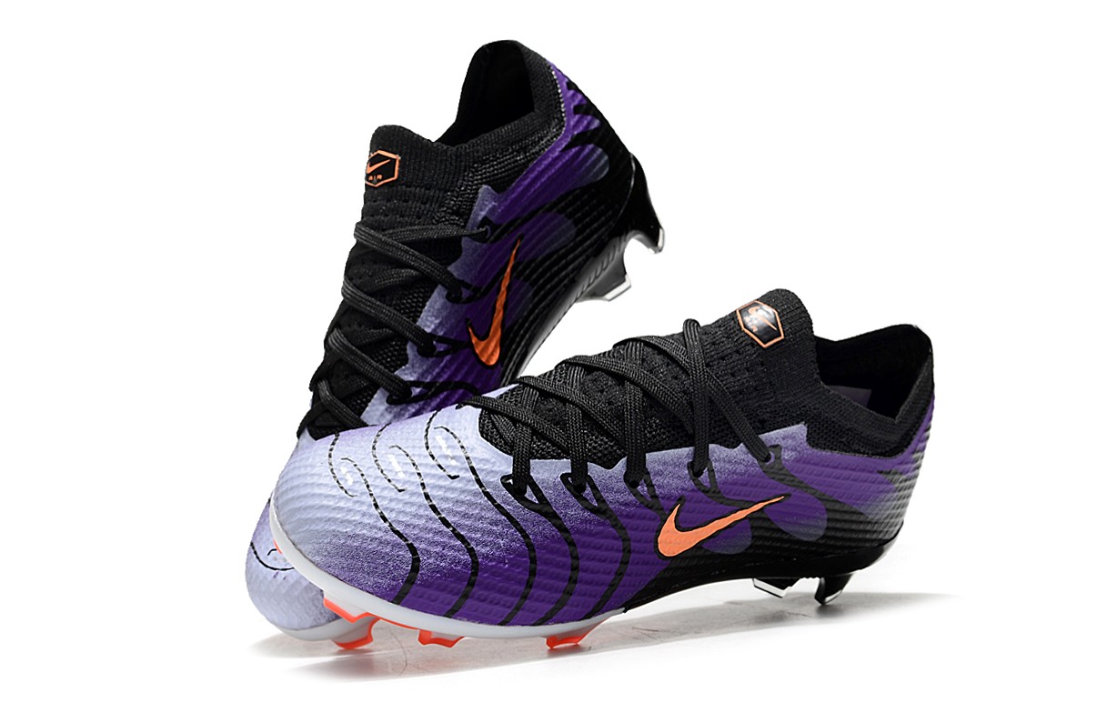 图片[6]-刺客十五系列足球鞋是耐克推出的专业足球鞋款。鞋面采用高科技材质，贴合脚型，能提供良好的触球感，助力精准控球。大底设计增强抓地力，无论是加速、急停还是变向，都能稳稳助力，适合场上各个位置的球员。 从外观上看，它色彩丰富多样，有粉色、米色、湖蓝色、荧光绿等多种亮眼配色，兼具时尚与个性，满足不同审美需求。-选品中心