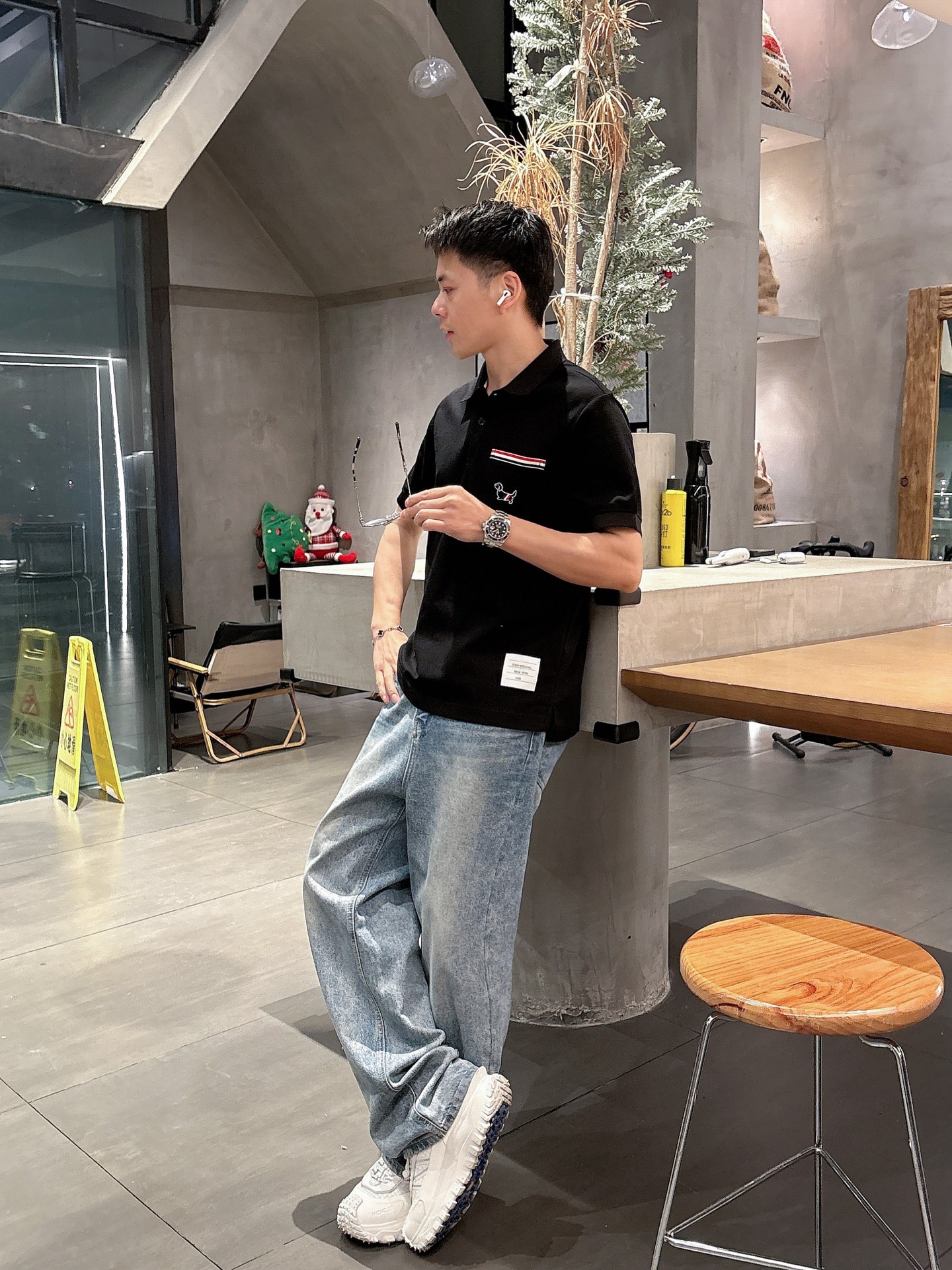 NO:156319,Tb* slim fit M-xxxl 25 spring and summer new pocket style triple bar jacquard hem slit webbing fusion top imported private goods polo short sleeves, high-end heavy industry jacquard fusion embroidered color-blocking short sleeve knit sweater, the counter style is fashionable and luxurious, the quality is unquestionable, the upper body effect is excellent, the same style on the luxury official website, the counter size M-xxxl,,T-shirt,alexander wang19860909Tb*修身版型 M-xxxl 25春夏新款口袋款三杠提花下摆开衩织带融合顶级进口私货polo短袖,高端重工提花融合绣花拼色短袖针织衫,专柜款时尚不失奢华 品质毋庸置疑 上身效果超赞,奢华官网同款 专柜尺码M-xxxl,,T-shirt,alexander wang,Men's clothing