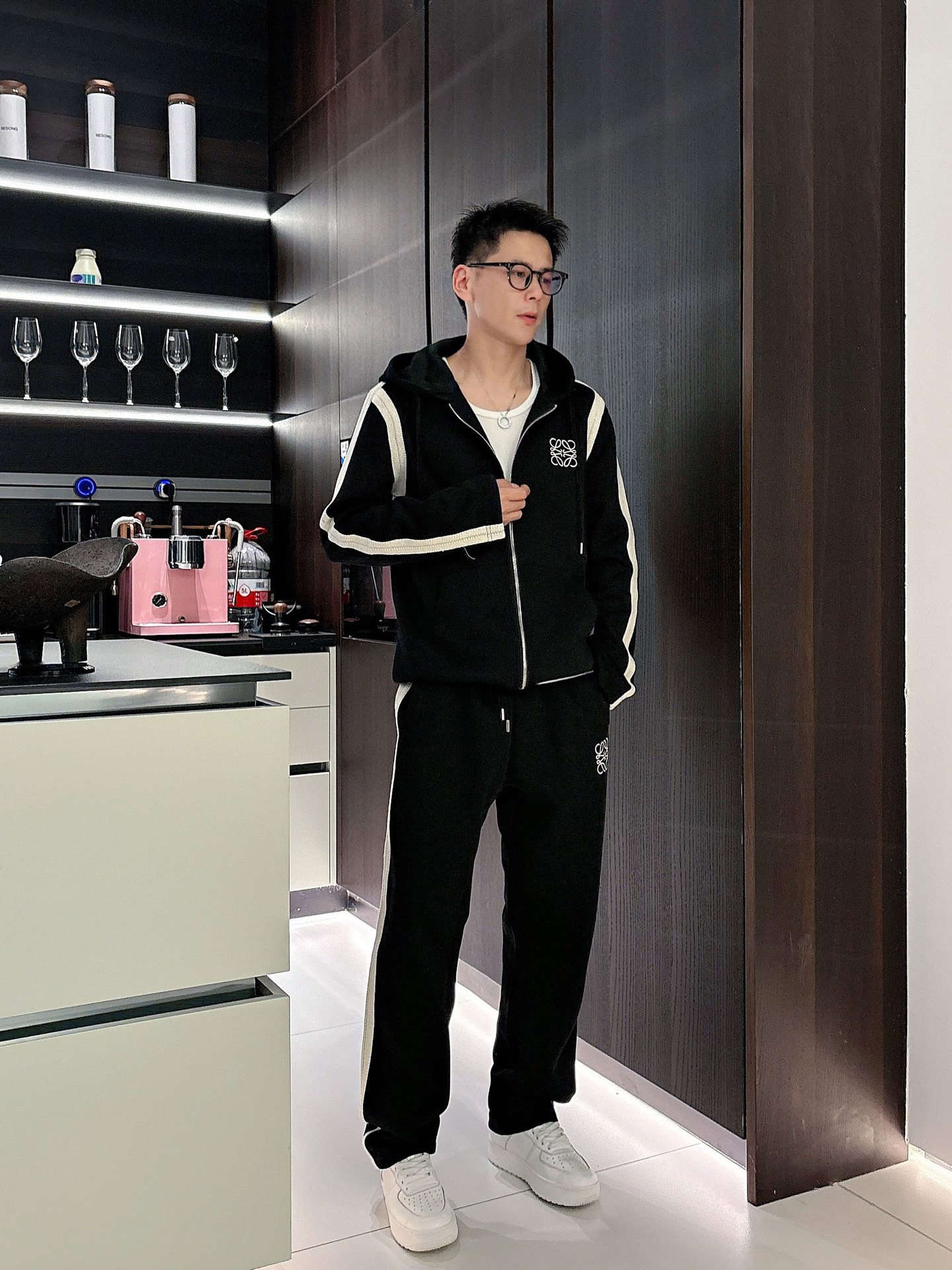 NO:527115,LOEW* fitting M-XXXL Top black suit color-blocking webbing zipper casual set, logo embroidered classic black and white webbing fusion versatile counter set, sun velvet top-grade precision made and fusion auxiliary materials, classic 3 standards complete, trendy men's fashion, whether it is the comfort of the upper body or it is incomparable 170-125(M) 175-140(L) 178-155 (XL) 178-170(XXL) 180-185(XXXL) your,,loewe,alexander wang19860909LOEW*合身版型M-XXXL 顶级黑色套装拼色织带拉链款休闲套装,logo绣花经典黑白织带融合百搭专柜款套装,阳光绒顶级精工制做融合辅料打造,经典3标齐全,潮男时尚,无论是上身舒适度还是都是无可比拟的存在 170-125(M) 175-140(L) 178-155 (XL)178-170(XXL) 180-185(XXXL) your,,loewe,alexander wang,Men's clothing