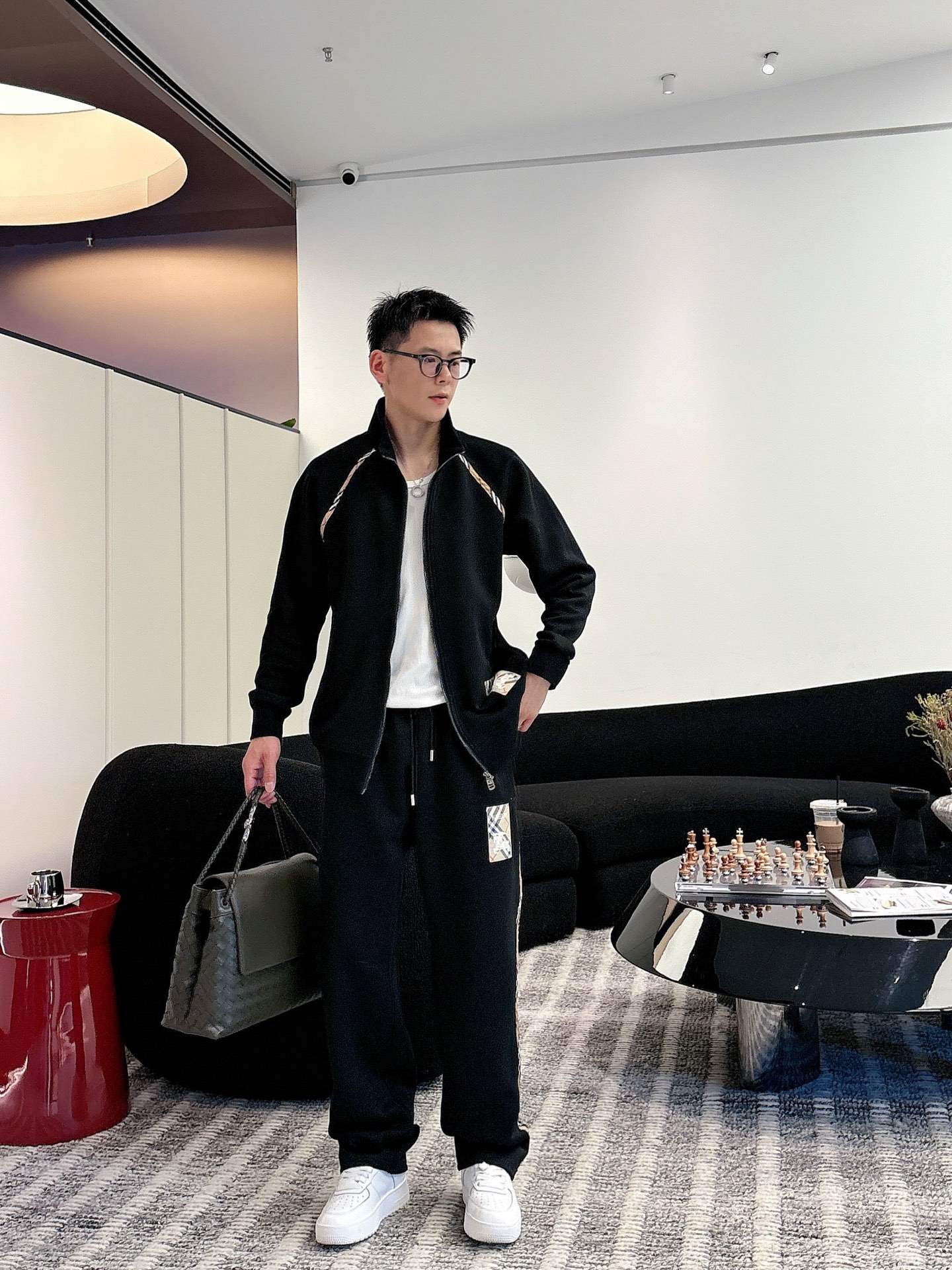 طقم رياضي رجالي Burberry أسود بنقشة مربعات كلاسيكية مريحة وأنيقة