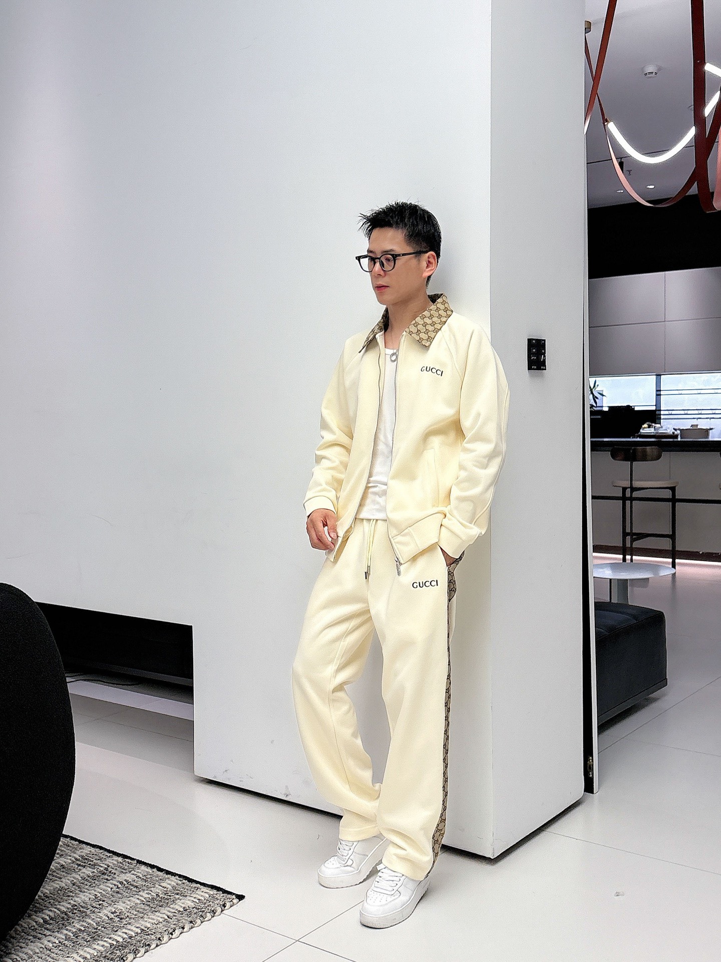 NO:525274,Gucc* casual set style, top imported private goods in autumn and winter style, high-end splicing set, customized hardware to create multi-zipper multi-pocket design set, the counter style is fashionable and luxurious, the quality is unquestionable, the upper body effect is excellent, the same style on the luxury official website, style counter size M-xxxl,,gucci,alexander wang19860909Gucc*休闲套装版型 秋冬款顶级进口私货,高端拼接套装,定制五金打造多拉链多口袋设计套装,专柜款时尚不失奢华 品质毋庸置疑 上身效果超赞,奢华官网同款 款式专柜尺码M-xxxl,,gucci,alexander wang,Men's clothing