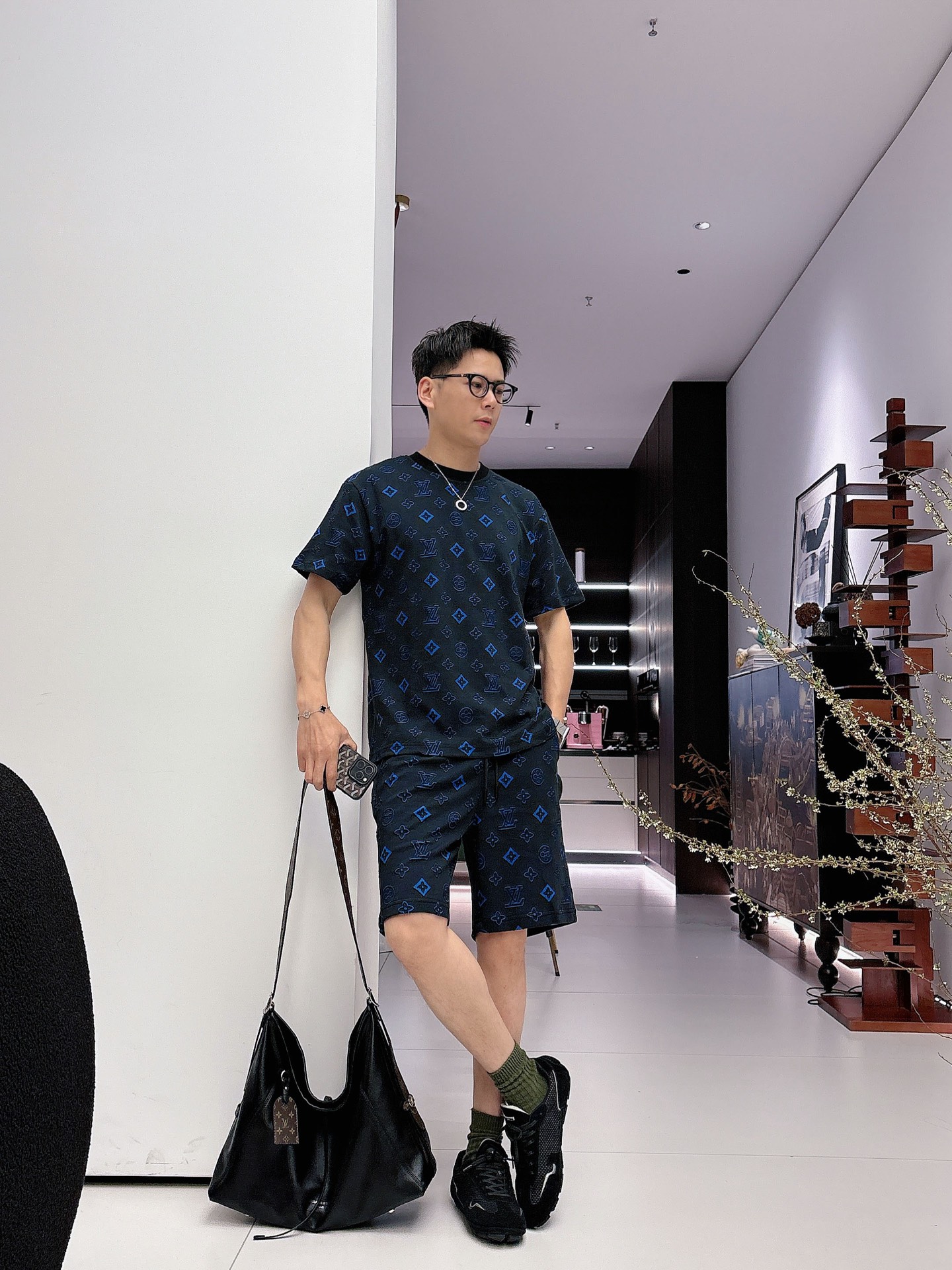 NO:838065,LV Louis Vuitton 2026ss spring and summer new casual short-sleeved shorts suit, high-end version!  The custom-made fabrics at the counter are highly breathable and comfortable, with impeccable details. The brand element design concept reflects high quality. It feels delicate and soft!  It presents a casual cut and the upper body shape is awesome!  Size M-3XL,,louis vuitton,louis vuitton,shorts,T-shirt,19860909LV 路易威登 2026ss春夏新款 休闲 短袖 短裤裤 套装,高端版本！专柜定制面料烧花 透气舒适度高,细节无可挑剔,品牌元素设计理念,体现高品质.手感细腻柔软！呈现休闲裁剪,上身版型超赞！码数M-3XL,,louis vuitton,louis vuitton,shorts,T-shirt,,Men's clothing