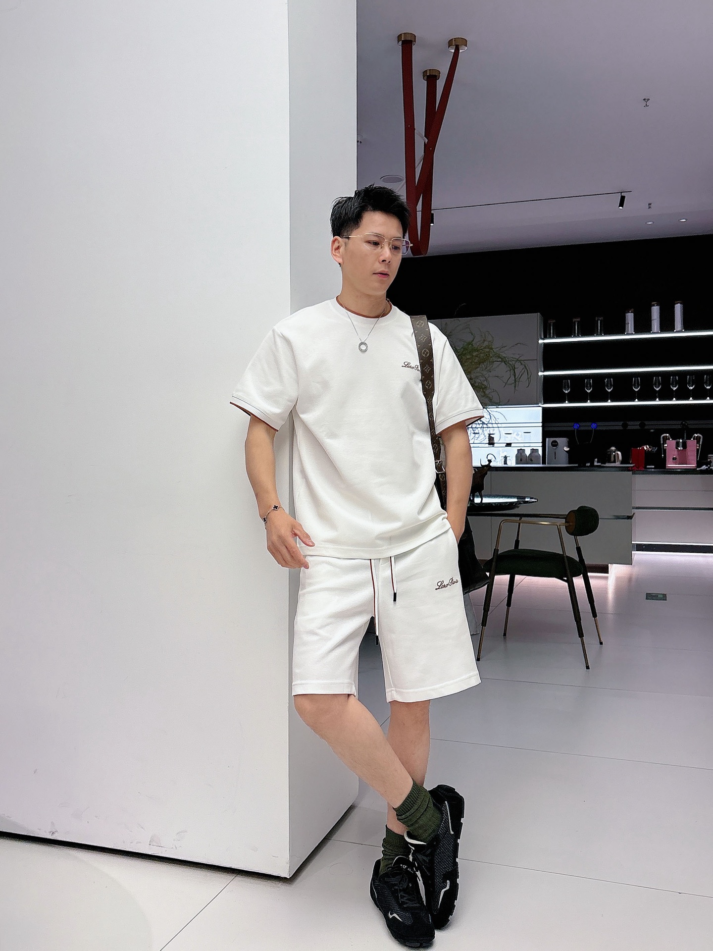NO:836355,Loro PianaLP 1946ss spring and summer new style casual short-sleeved shorts suit, high-end version!  Custom-made fabrics at the counter are highly breathable and comfortable, with impeccable details and brand element design concepts, reflecting high quality. It feels delicate and soft!  It presents a casual cut and the upper body shape is awesome!  Size M-3XL,,loro piana,loro piana,shorts,T-shirt,19860909Loro PianaLP 1946ss春夏新款 休闲 短袖 短裤裤 套装,高端版本！专柜定制面料 透气舒适度高,细节无可挑剔,品牌元素设计理念,体现高品质.手感细腻柔软！呈现休闲裁剪,上身版型超赞！码数M-3XL,,loro piana,loro piana,shorts,T-shirt,,Men's clothing
