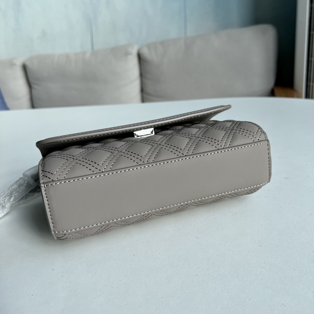 Tory Burch 82559 TB菱格哑光磨砂皮