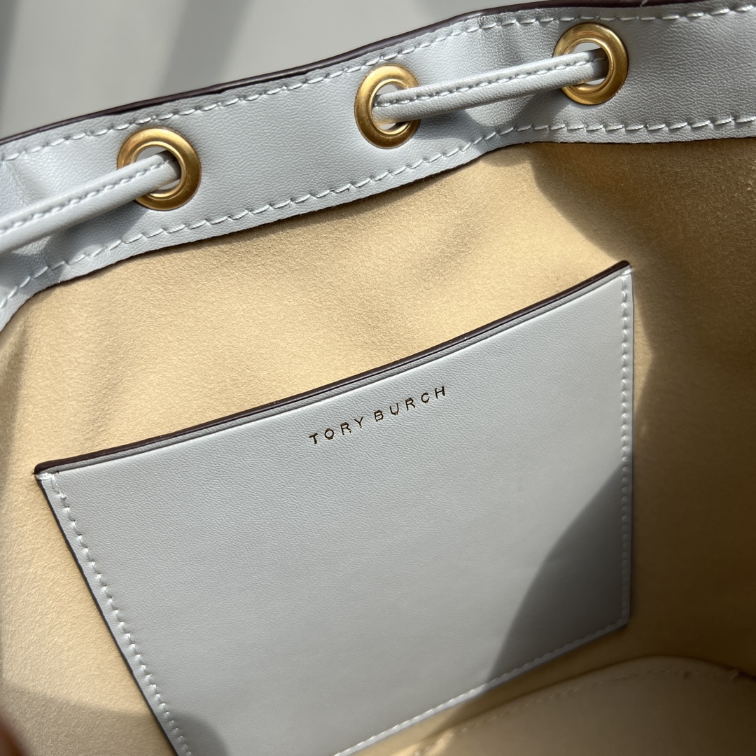 Tory Burch TORY BURCH Monogram 2024龙年限量款鳄鱼纹新抽绳水桶包 质感帆布面料搭配利落包身