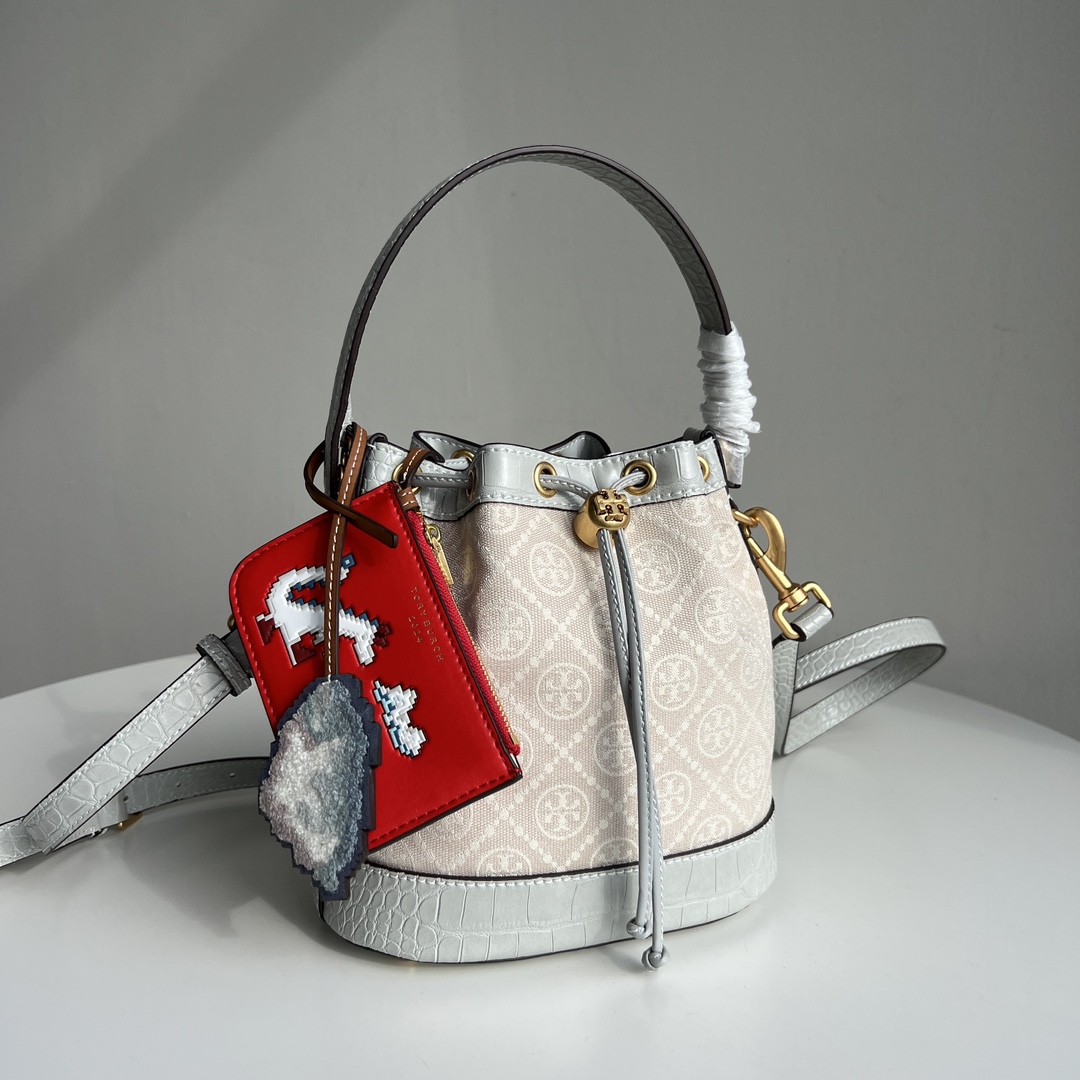 Tory Burch TORY BURCH Monogram 2024龙年限量款鳄鱼纹新抽绳水桶包 质感帆布面料搭配利落包身