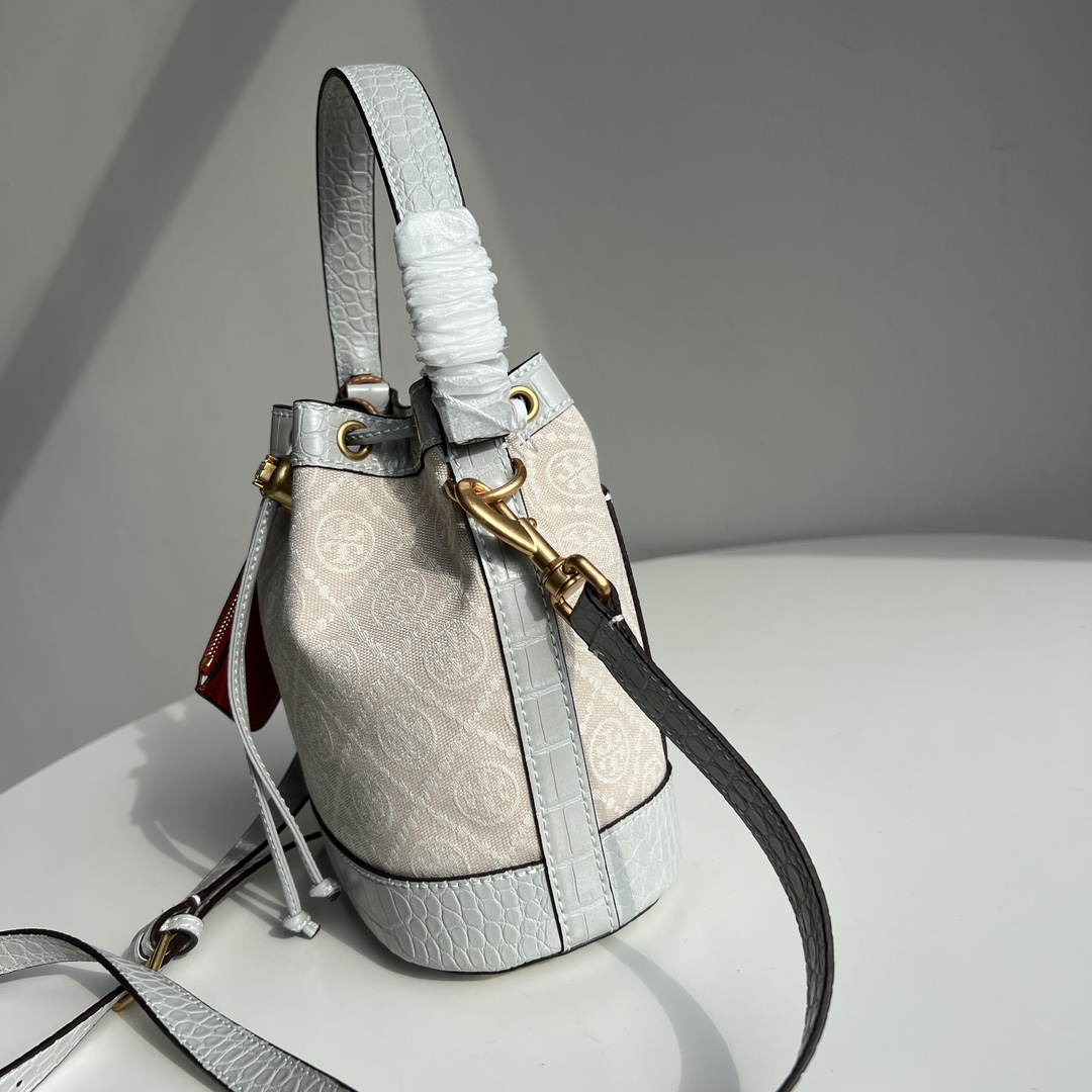 Tory Burch TORY BURCH Monogram 2024龙年限量款鳄鱼纹新抽绳水桶包 质感帆布面料搭配利落包身
