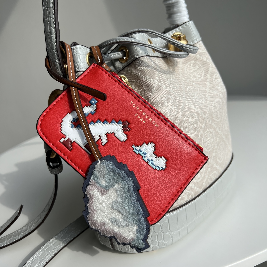 Tory Burch TORY BURCH Monogram 2024龙年限量款鳄鱼纹新抽绳水桶包 质感帆布面料搭配利落包身
