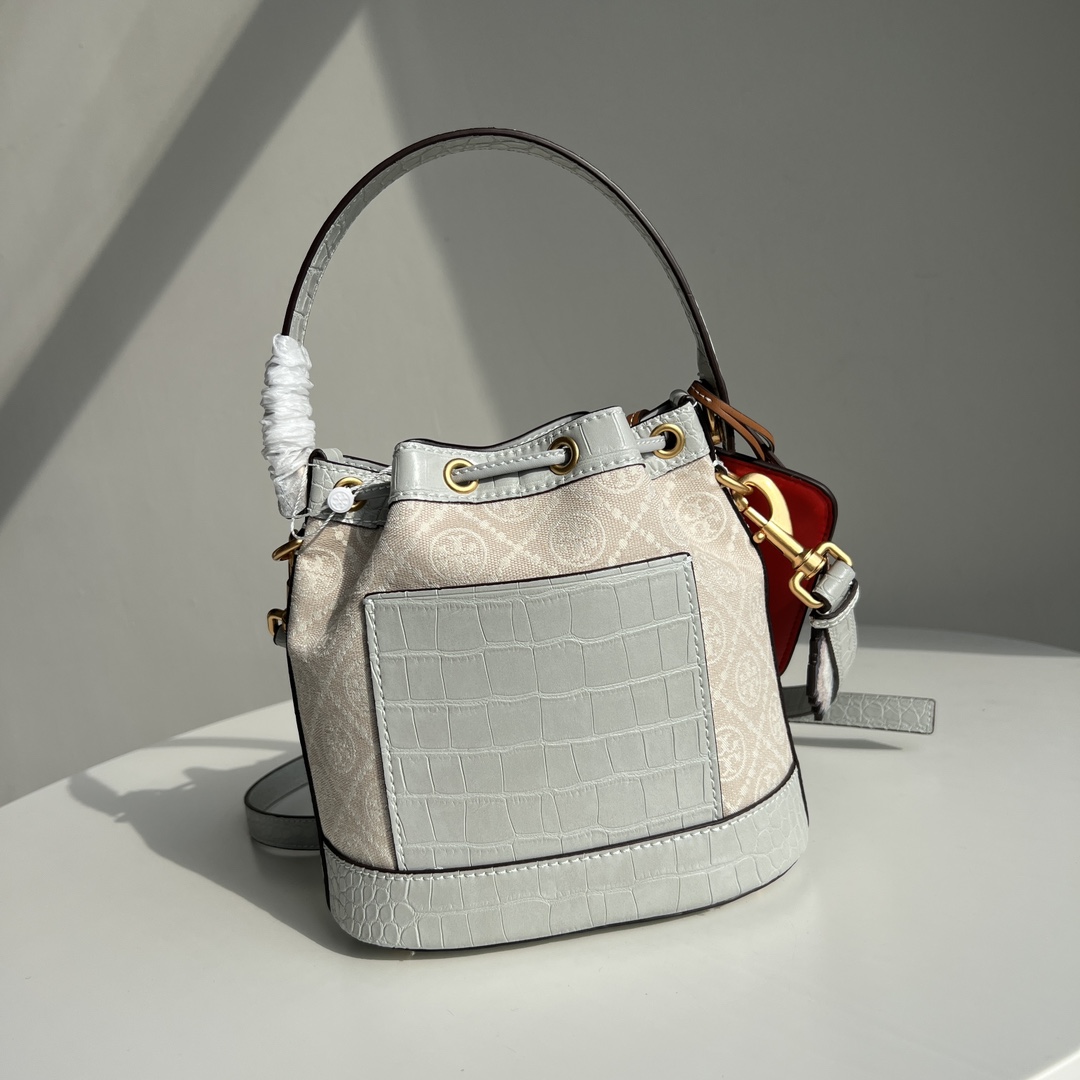 Tory Burch TORY BURCH Monogram 2024龙年限量款鳄鱼纹新抽绳水桶包 质感帆布面料搭配利落包身