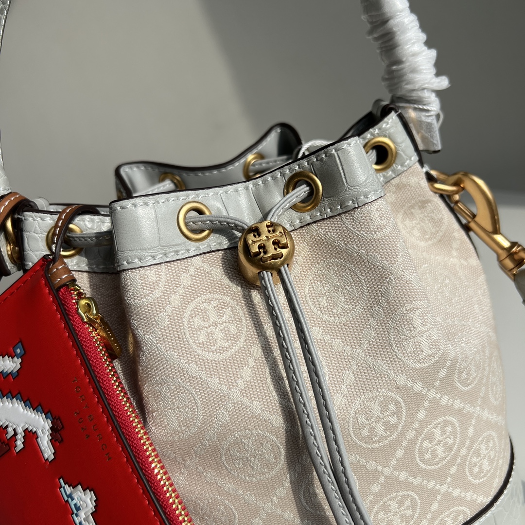 Tory Burch TORY BURCH Monogram 2024龙年限量款鳄鱼纹新抽绳水桶包 质感帆布面料搭配利落包身