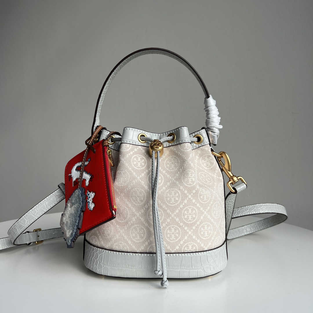 Tory Burch TORY BURCH Monogram 2024龙年限量款鳄鱼纹新抽绳水桶包 质感帆布面料搭配利落包身