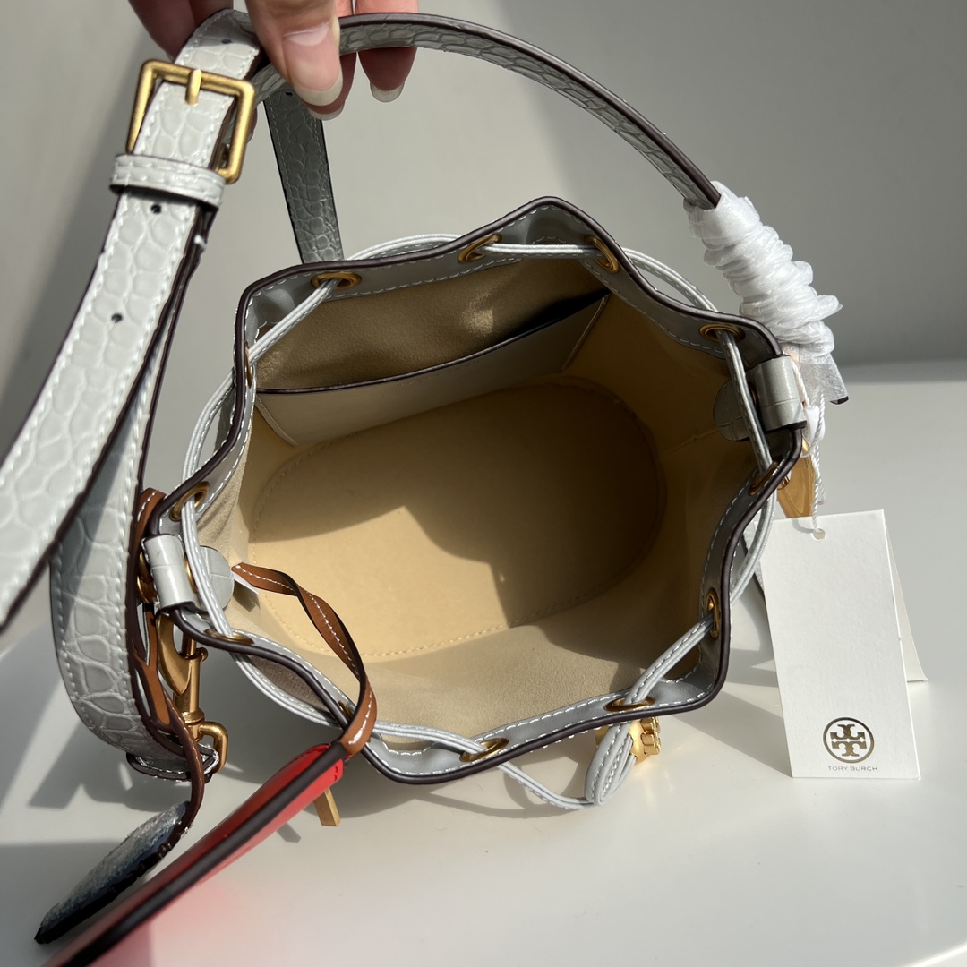 Tory Burch TORY BURCH Monogram 2024龙年限量款鳄鱼纹新抽绳水桶包 质感帆布面料搭配利落包身