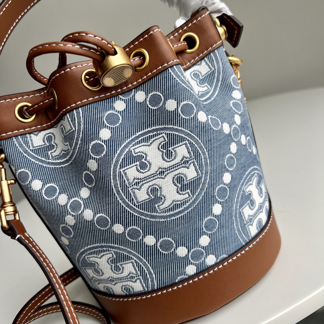 Tory Burch ～TB新款 T Monogram 迷你水桶包 T Monogram 图案 搭配水洗牛仔提花