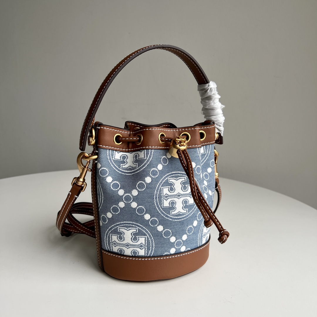 Tory Burch ～TB新款 T Monogram 迷你水桶包 T Monogram 图案 搭配水洗牛仔提花