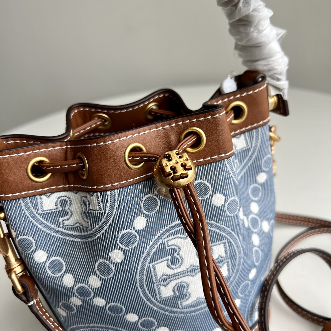 Tory Burch ～TB新款 T Monogram 迷你水桶包 T Monogram 图案 搭配水洗牛仔提花