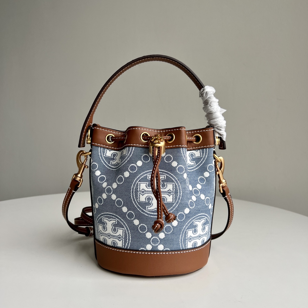Tory Burch ～TB新款 T Monogram 迷你水桶包 T Monogram 图案 搭配水洗牛仔提花