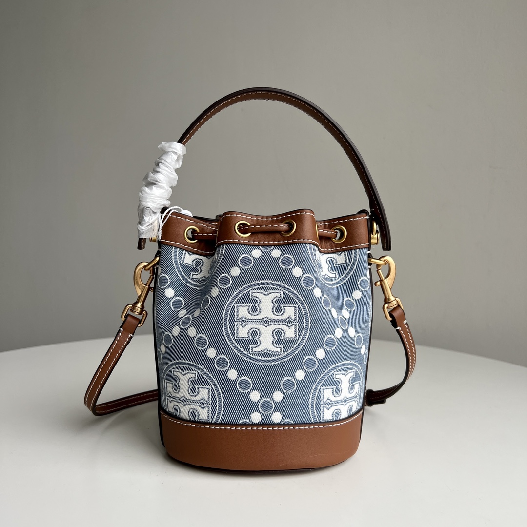 Tory Burch ～TB新款 T Monogram 迷你水桶包 T Monogram 图案 搭配水洗牛仔提花