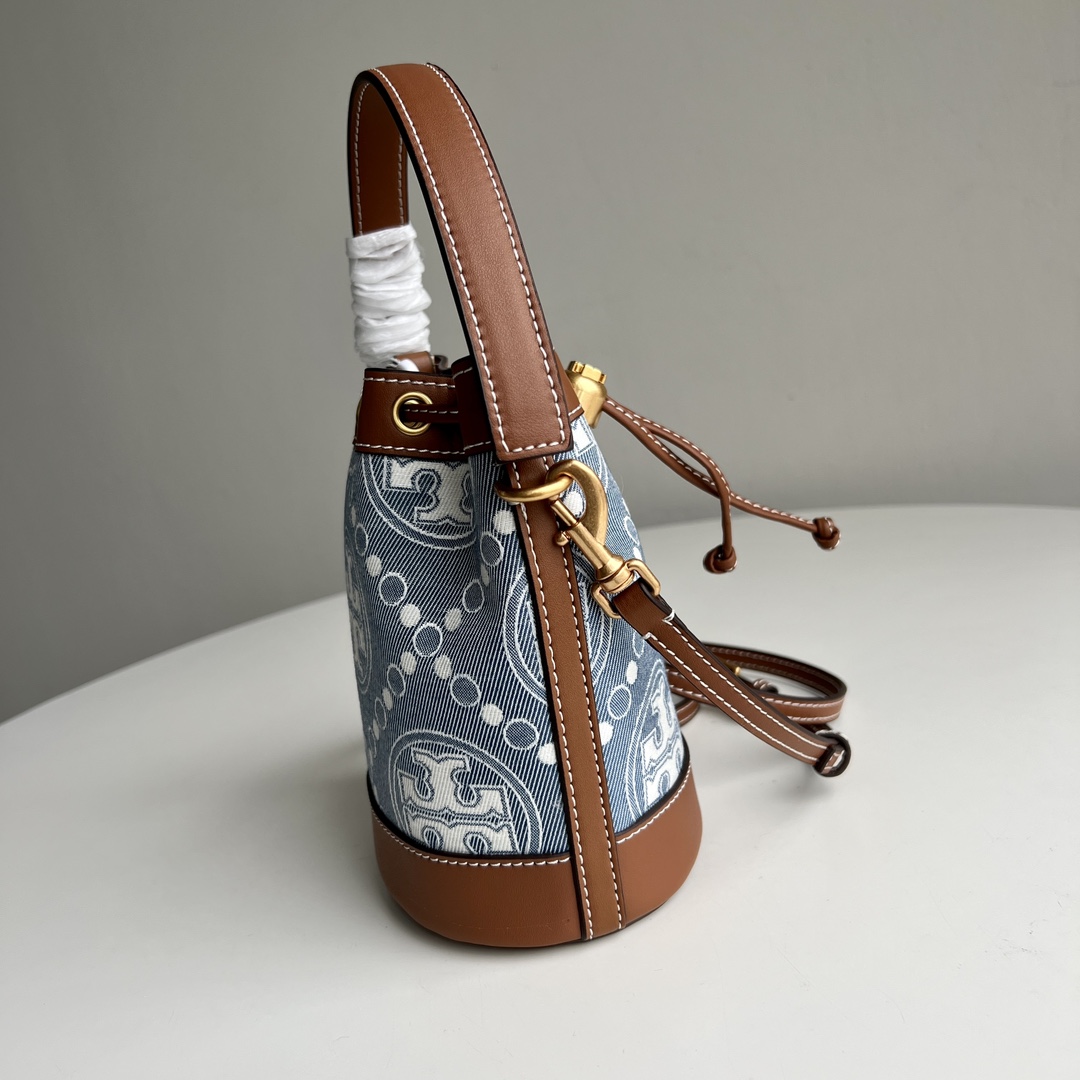 Tory Burch ～TB新款 T Monogram 迷你水桶包 T Monogram 图案 搭配水洗牛仔提花