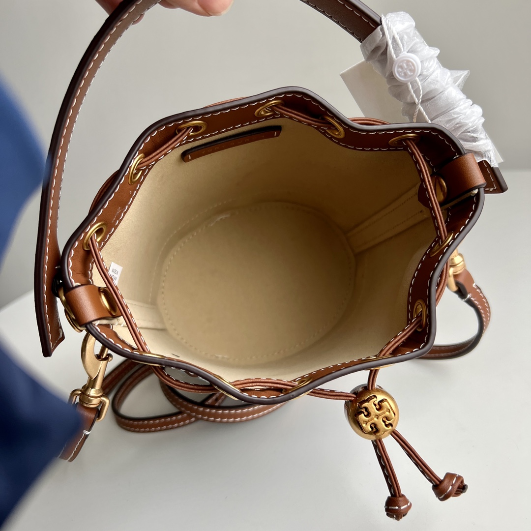 Tory Burch ～TB新款 T Monogram 迷你水桶包 T Monogram 图案 搭配水洗牛仔提花
