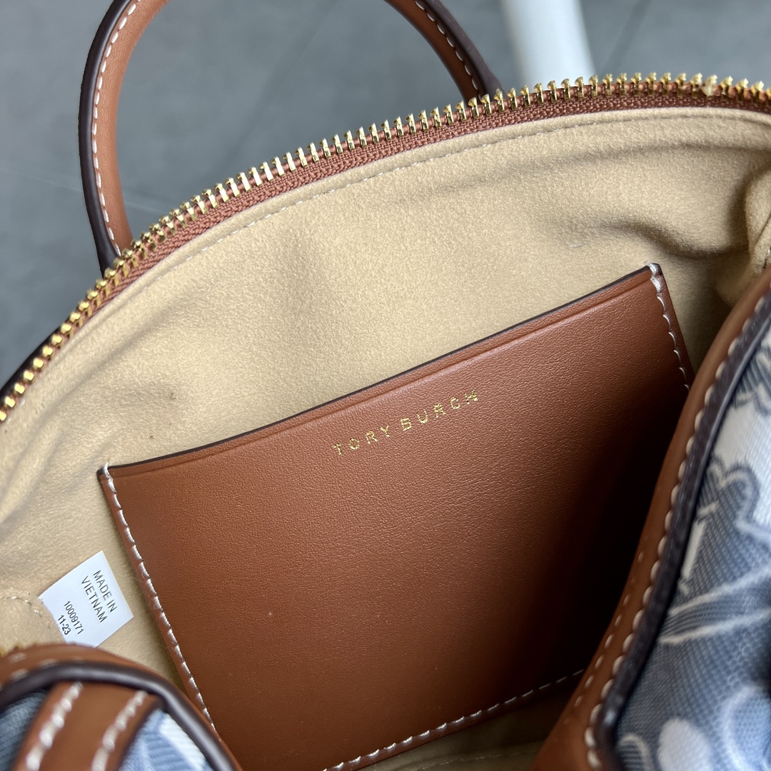 Tory Burch ～TB新款酒桶包 T Monogram 图案 搭配轻洗单宁蓝提花 焕新演绎浓郁品牌特色
