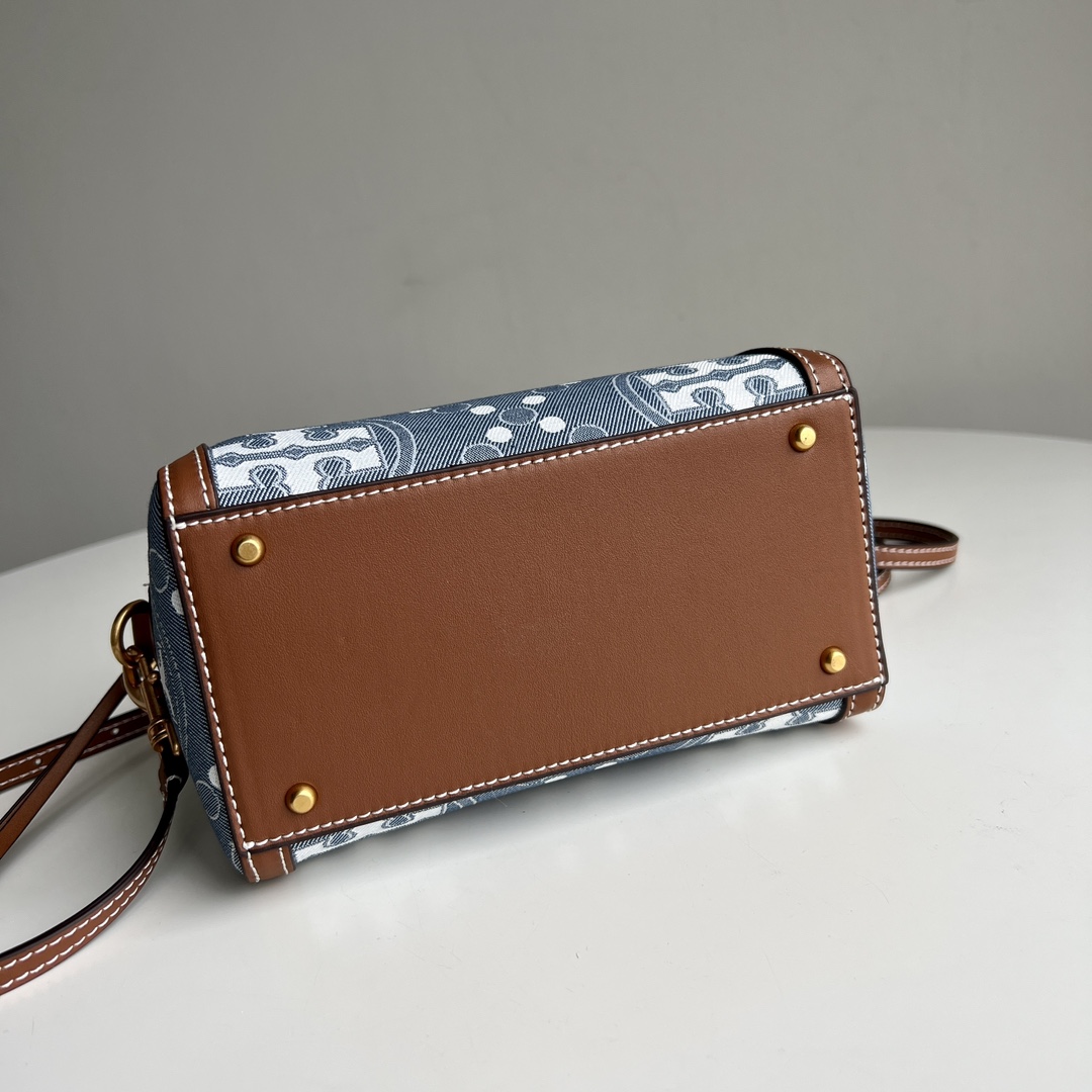 Tory Burch ～TB新款酒桶包 T Monogram 图案 搭配轻洗单宁蓝提花 焕新演绎浓郁品牌特色