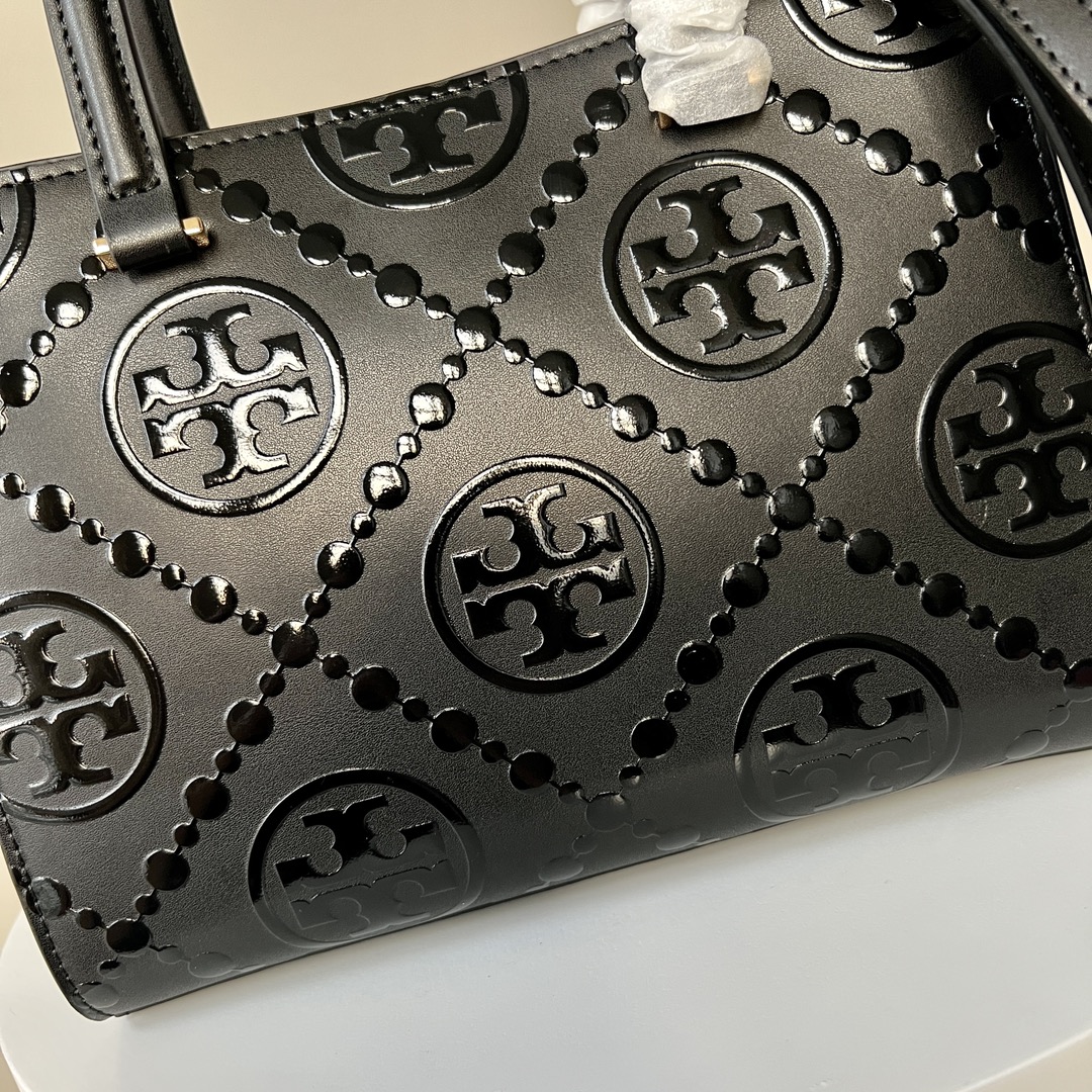 Tory Burch TB新款、 T Monogram 图案 搭配压花皮革 魅力隽永又风格独具 T Monogram 手提托特包