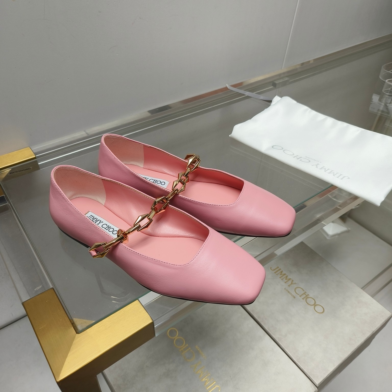 NO:229624,JIMMY CHOO Zhou Yangjie's new flat ballet shoes, JC's eternal classic work, simple design full of girlish style, modern and retro flavor, the overall style has no fancy matching design, very simple dress or jeans, it can all be the finishing touch, the upper is imported lambskin, the inner mixed-bred lambskin, Italy imported cowhide outsole size 35-39 Custom size 34 40 41 genuine leather soles, single shoes, jimmy choo, chanel, skirts, jeans, cowhide, sheepskin, Leather soles19860909JIMMY CHOO周仰杰新品平底芭蕾舞鞋单鞋,JC家永恒经典之作 简约设计满满的少女风 既摩登又复古的味道,整体版型没有什么花里胡哨的搭配设计,非常的简连衣裙还是牛仔裤,它都能成为点睛之笔,鞋面采用进口小羊皮,内里进口混种羊皮,意大利进口牛皮大底 码数35-39定制码数34 40 41 真皮大底,单鞋,jimmy choo,chanel,skirts,jeans,cowhide,sheepskin,Leather soles,Women's Shoes