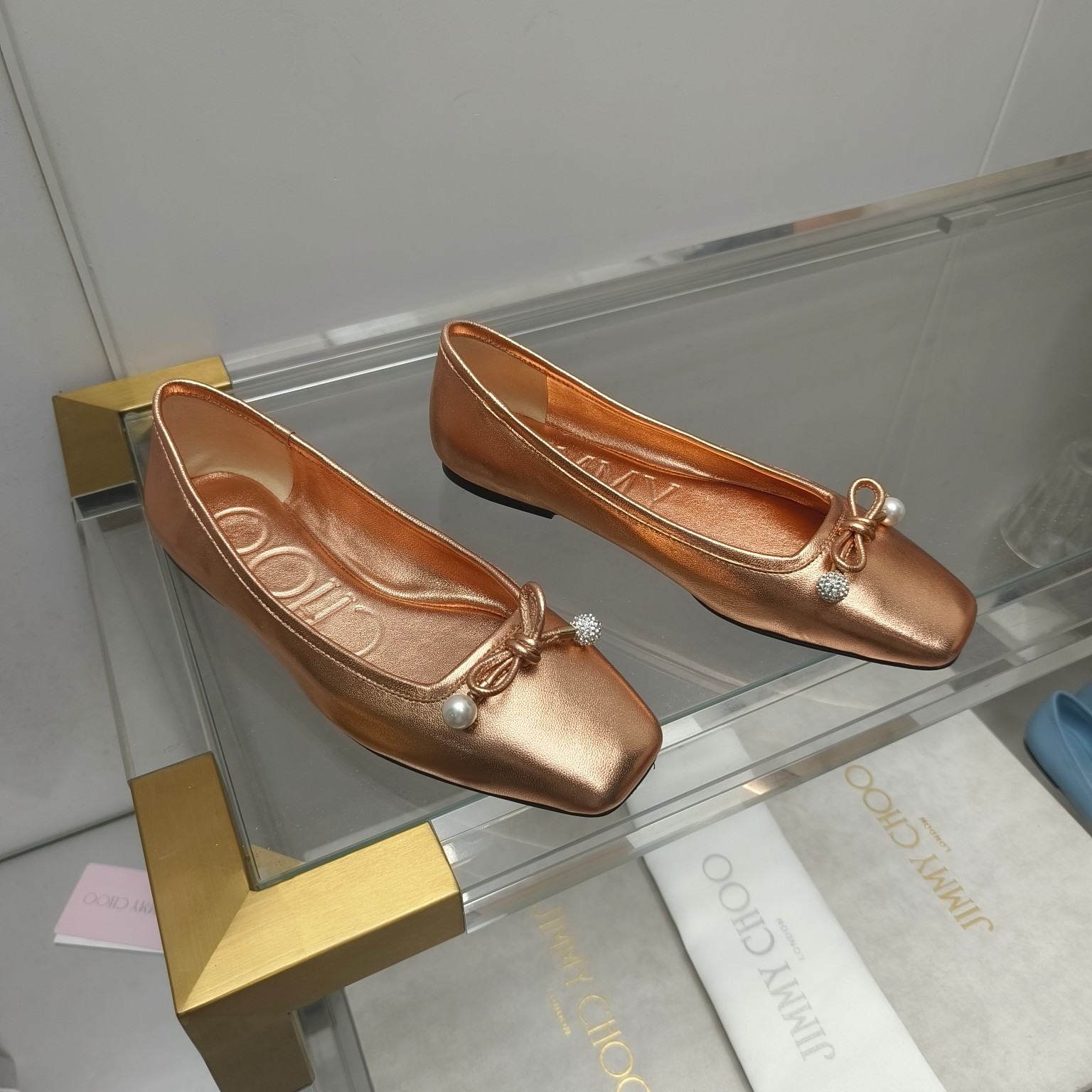 NO:229628,JIMMY CHOO Zhou Yangjie's new product, bow-tie pearl flat ballet shoes, JC home eternal classic work Simple design full of girlish style, modern and retro flavor, the overall style has no fancy matching design, very simple dress or jeans, it can all be the finishing touch, the upper is imported lambskin, the inner mixed-bred lambskin, Italy imported cowhide outsole Size 35-39 Customized size 34 40 41 genuine leather soles, single shoes, jimmy choo, chanel, skirts, jeans, cowhide, sheepskin, Leather soles19860909JIMMY CHOO周仰杰新品,蝴蝶结珍珠平底芭蕾舞鞋单鞋,JC家永恒经典之作 简约设计满满的少女风 既摩登又复古的味道,整体版型没有什么花里胡哨的搭配设计,非常的简连衣裙还是牛仔裤,它都能成为点睛之笔,鞋面采用进口小羊皮,内里进口混种羊皮,意大利进口牛皮大底 码数35-39定制码数34 40 41 真皮大底,单鞋,jimmy choo,chanel,skirts,jeans,cowhide,sheepskin,Leather soles,Women's Shoes
