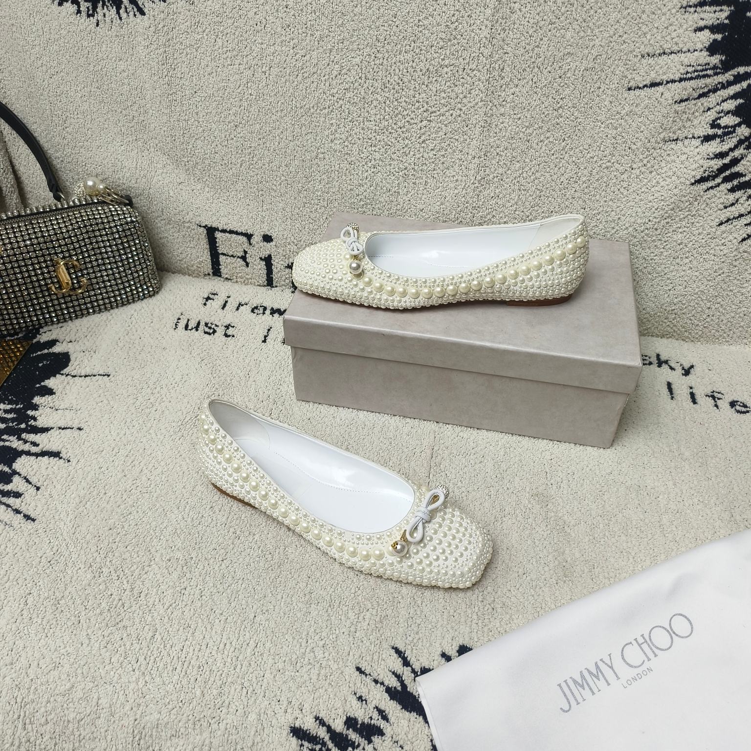 “Jimmy Choo Pasta Pearl Ballerina Shoes: Elegant Fashion Design with Crystal Butterflies” - 图片 4