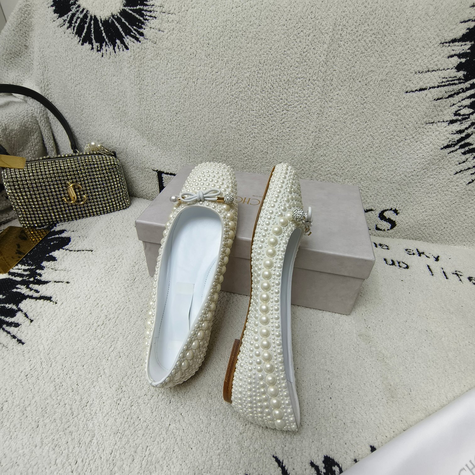 “Jimmy Choo Pasta Pearl Ballerina Shoes: Elegant Fashion Design with Crystal Butterflies” - 图片 8