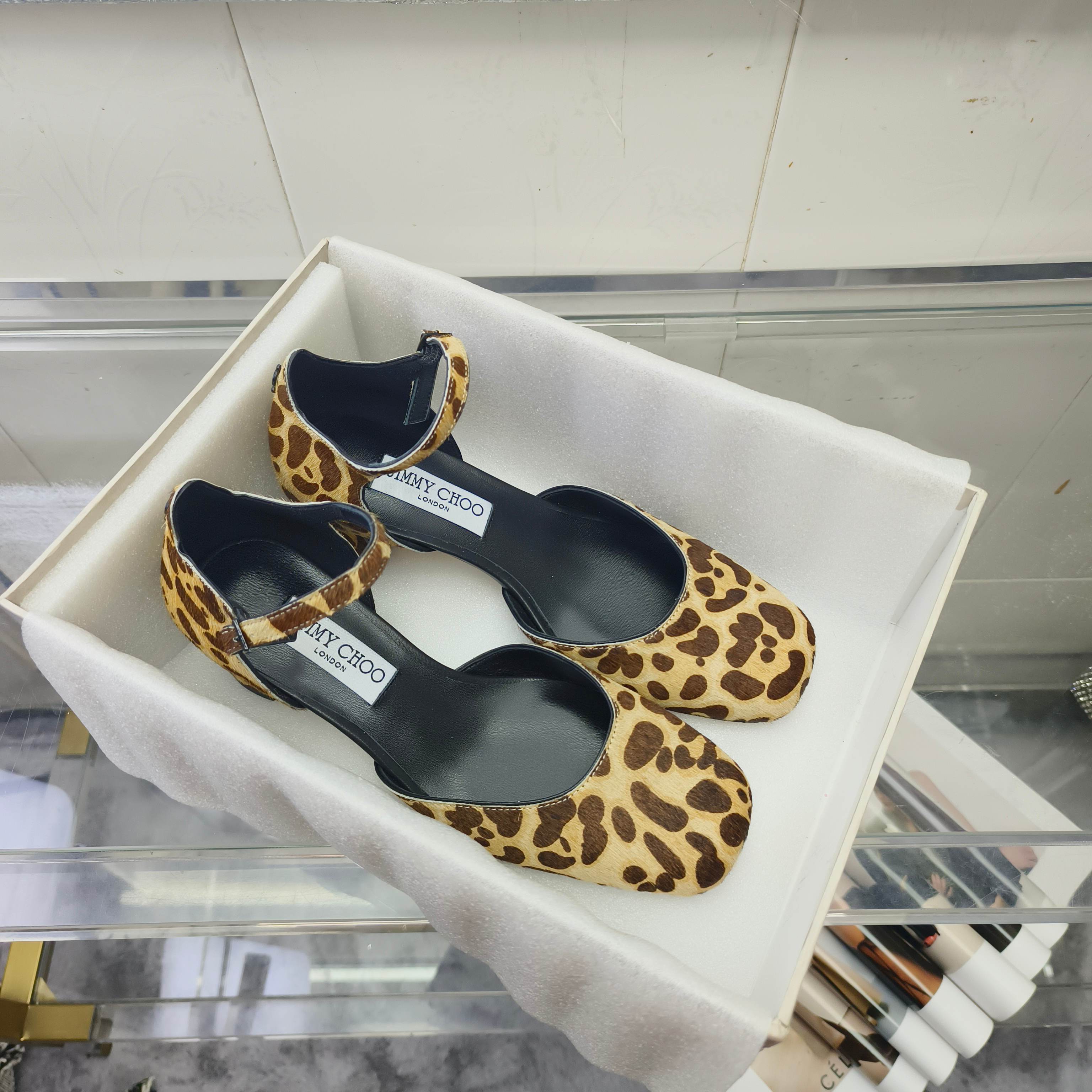 NO:168988,JIMMY CHOO Zhou Yangjie's new thick-heeled hollow sandals in early spring JC home eternal classic work Simple design full of girlish style Modern and retro flavor Upper patent leather/horse hair Imported mixed-bred sheepskin Outsole Imported Italian leather outsole Heel height 4.5cm Size 35-39 (34/40-42 Custom made without return or exchange), sandals, jimmy choo, chanel, sandals, sheepskin, Leather soles19860909JIMMY CHOO 周仰杰早春新品粗跟中空凉鞋JC家永恒经典之作 简约设计满满的少女风 既摩登又复古的味道 鞋面漆皮/马毛 内里进口混种羊皮 大底意大利进口真皮大底 跟高4.5cm 码数35-39（34/40-42定做不退换）,凉鞋,jimmy choo,chanel,sandals,sheepskin,Leather soles,Women's Shoes