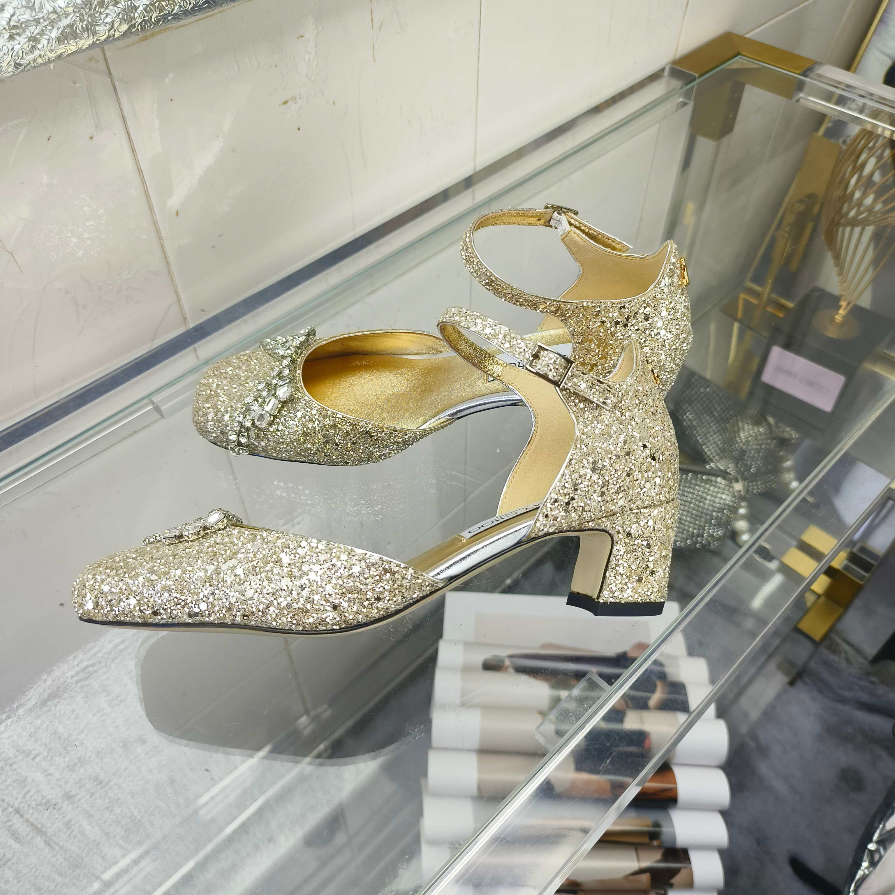 NO:168992,JIMMY CHOO Zhou Yangjie rhinestone tassel bag-toe hollow sandals JC home eternal classic work Simple design full of girlish style Modern and retro flavor Imported silk / Gret imported lining imported mixed sheepskin Outsole Imported Italian leather outsole Heel height 4.5cm Size 35-39 (34/40-42 Custom made without return or exchange), sandals, jimmy choo, chanel, sandals, sheepskin, real silk, Leather soles19860909JIMMY CHOO 周仰杰水钻流苏包头中空凉鞋JC家永恒经典之作 简约设计满满的少女风 既摩登又复古的味道 鞋面进口真丝/格丽特 内里进口混种羊皮 大底意大利进口真皮大底 跟高4.5cm 码数35-39（34/40-42定做不退换）,凉鞋,jimmy choo,chanel,sandals,sheepskin,real silk,Leather soles,Women's Shoes