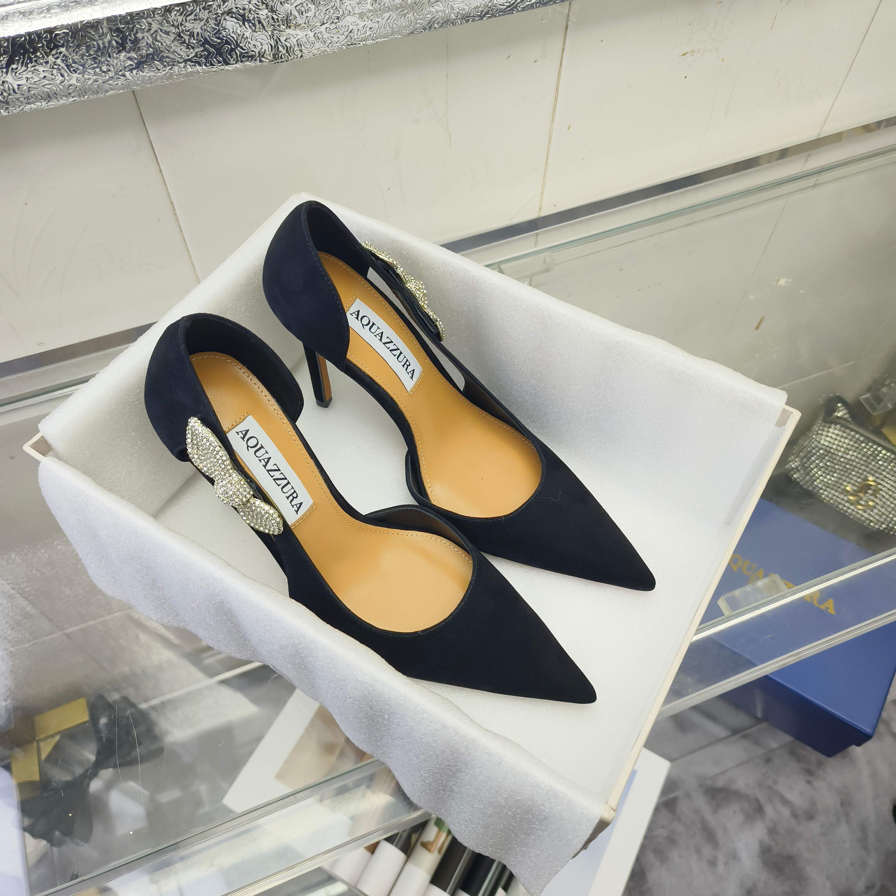 NO:164034,AQUAZZURA Pineapple Early Spring Counter New Fairy Fashion Shoes Series, the official website has a full range of Dragon Year and a hot spot. Major Internet celebrities on the entire network have started to show off, and a beautiful dressing series!  Upper Yangjing Soft Sheepskin Outsole Italian leather outsole Heel height 10cm Size 35-39 (34 40 41 42 43 Customized non-return), high heels, high heels, sheepskin, sheep,Leather soles19860909AQUAZZURA 菠萝早春专柜新品仙女时装鞋系列,同步官网全系列龙年主打一个火爆,全网各大网红纷纷开秀,绝美的穿搭系列！ 鞋面羊京 内里柔软羊皮 大底意大利真皮大底 跟高10cm 码数 35-39（34 40 41 42 43 定制不退换）,高跟鞋,high heels,sheepskin,sheep,Leather soles,Women's Shoes