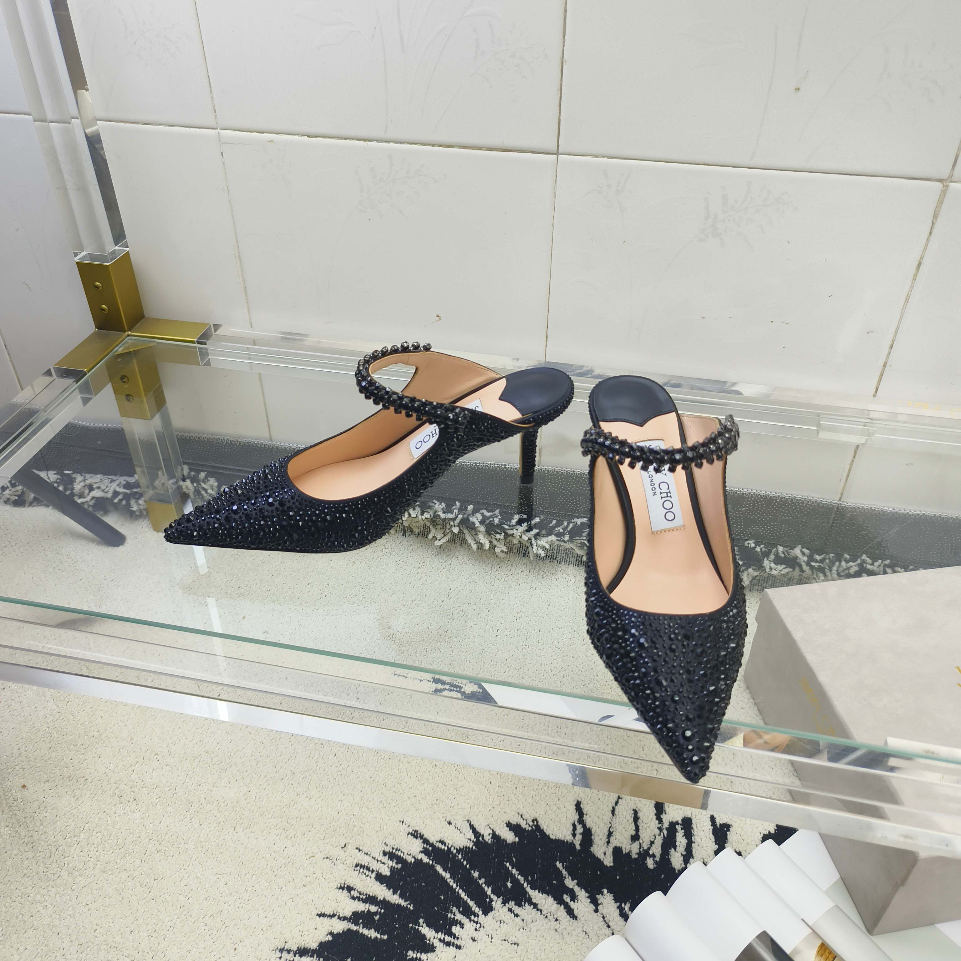 NO:235003,JIMMY CHOO/Jimmy Week summer new style diamond-woven high heel semi-slippers, original cover, perfect lines, simple and atmospheric, thick heels, comfortable and versatile, and can lengthen legs to make you look taller, slim and longer. JC is best at sweetness, adding tempting sexy. The original fabric is consistently imported iron-woven upper, imported crystal sheepskin, outsole, Italian leather outsole, heel height 6.5cm/8.5cm, size 35-39 (34 40 41 42, customized, no return or exchange), high heels, jimmy choo, jimmy choo, sandals, high heels, sheepskin, Leather soles19860909JIMMY CHOO/吉米周夏季新款钻带烫钻高跟半拖凉鞋,原版套楦,完美的线条,简约大气上脚显气质粗跟舒适百搭,还能拉长双腿显高显瘦显腿长,JC最擅长的女生甜美,更是添加了诱惑的性感 面料原版一致进口烫钻鞋面 内里进口水晶羊皮 大底意大利真皮大底 跟高6.5cm/8.5cm 码数35-39（34 40 41 42 订做不退换）,高跟鞋,jimmy choo,jimmy choo,sandals,high heels,sheepskin,Leather soles,Women's Shoes