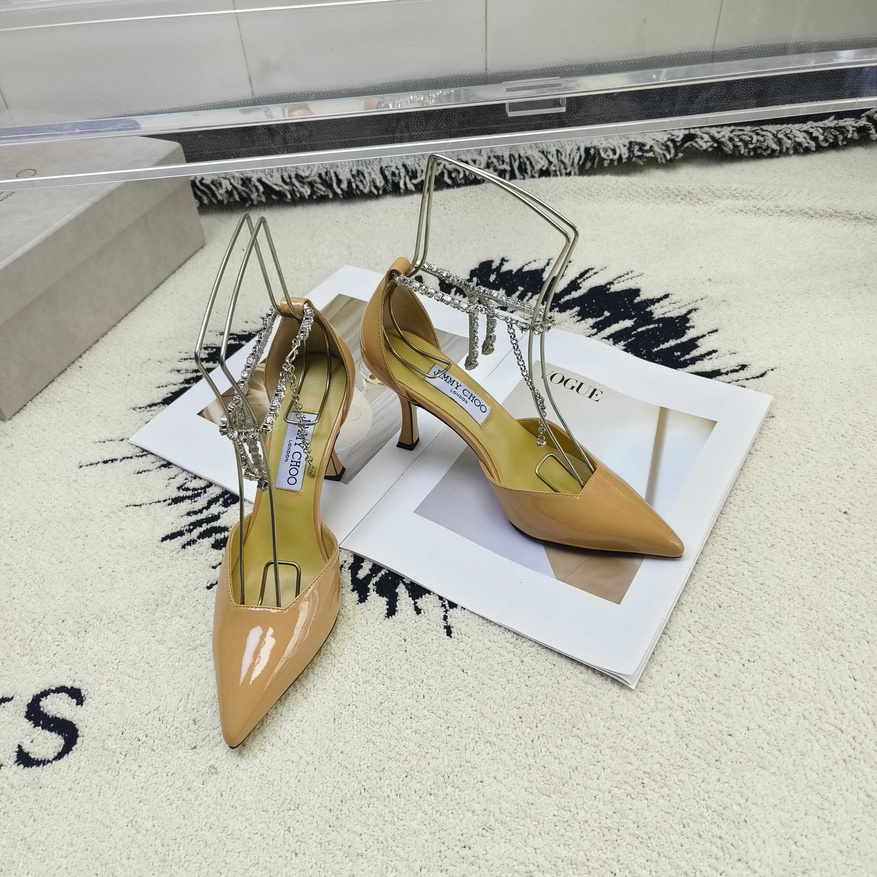 NO:257124,JIMMY CHOO The sexy hot girl style that is so hot in spring and autumn is here!  Paired with a buckle cross-triangle rhinestone belt, comfort and fashion coexist. The great love of major fashion bloggers!  Imported patent leather with inner breathable lambskin accessories imported rhinestone belt heel height 8.5cm color black nude white size 35～39 (34 40～42 custom made without return), high heels sandals, jimmy choo, sandals, high heels, sheepskin19860909JIMMY CHOO春秋狂辣十足的辣妹性感款来啦！搭配挂扣交叉三角水钻带,舒适与时尚共存.各大时尚博主的大爱！ 鞋面进口漆皮 内里透气小羊皮 配饰进口水钻带 跟高8.5cm 颜色黑色 裸色 白色 码数35～39(34 40～42定做不退换),高跟鞋凉鞋,jimmy choo,sandals,high heels,sheepskin,Women's Shoes