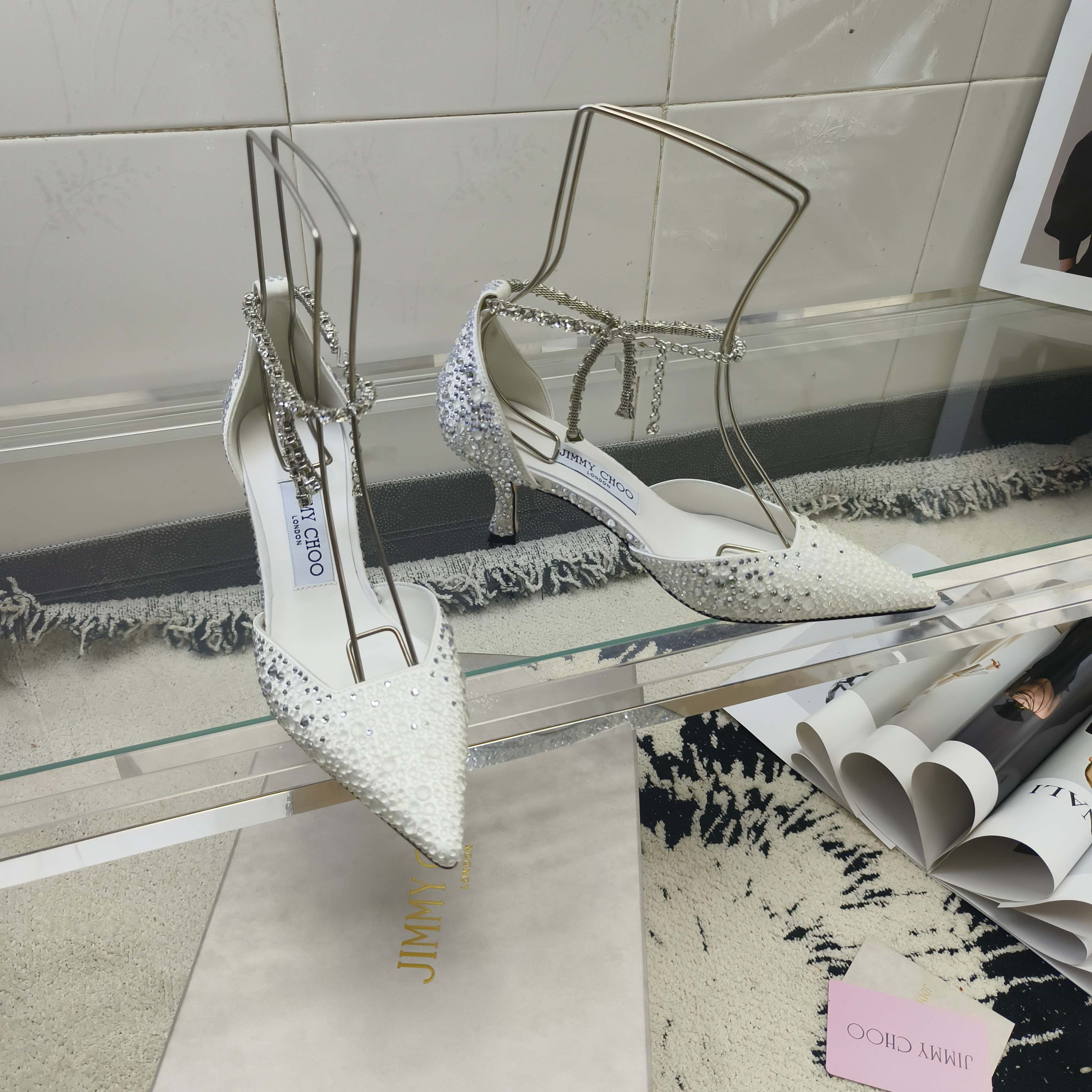 NO:257090,JIMMY CHOO The most beautiful sandals, square-mouth hollow diamond chain pointed sandals series crystal iron diamond style, showing charming personality. Open-toe shoe style is paired with modern curved heels to highlight the beautiful temperament. Imported silk high-temperature iron diamonds on the upper, imported crystal sheepskin in the inner, imported from Italy, imported leather outsole, size 35~39 (34 40-42 custom made without return) Heel height 7cm Color gold/white, high heels sandals, jimmy choo, sandals, high heels, sheepskin, real silk, Leather soles19860909JIMMY CHOO 最美凉鞋 ,方口中空钻链尖头凉鞋系列水晶烫钻款,尽显迷人个性.露趾鞋型配以摩登弧形鞋跟,凸显娇美气质. 鞋面进口真丝高温烫钻 内里进口水晶绵羊皮 大底意大利进口真皮大底 码数35～39（34 40-42定做不退换） 跟高7cm 颜色金色/白色,高跟鞋凉鞋,jimmy choo,sandals,high heels,sheepskin,real silk,Leather soles,Women's Shoes