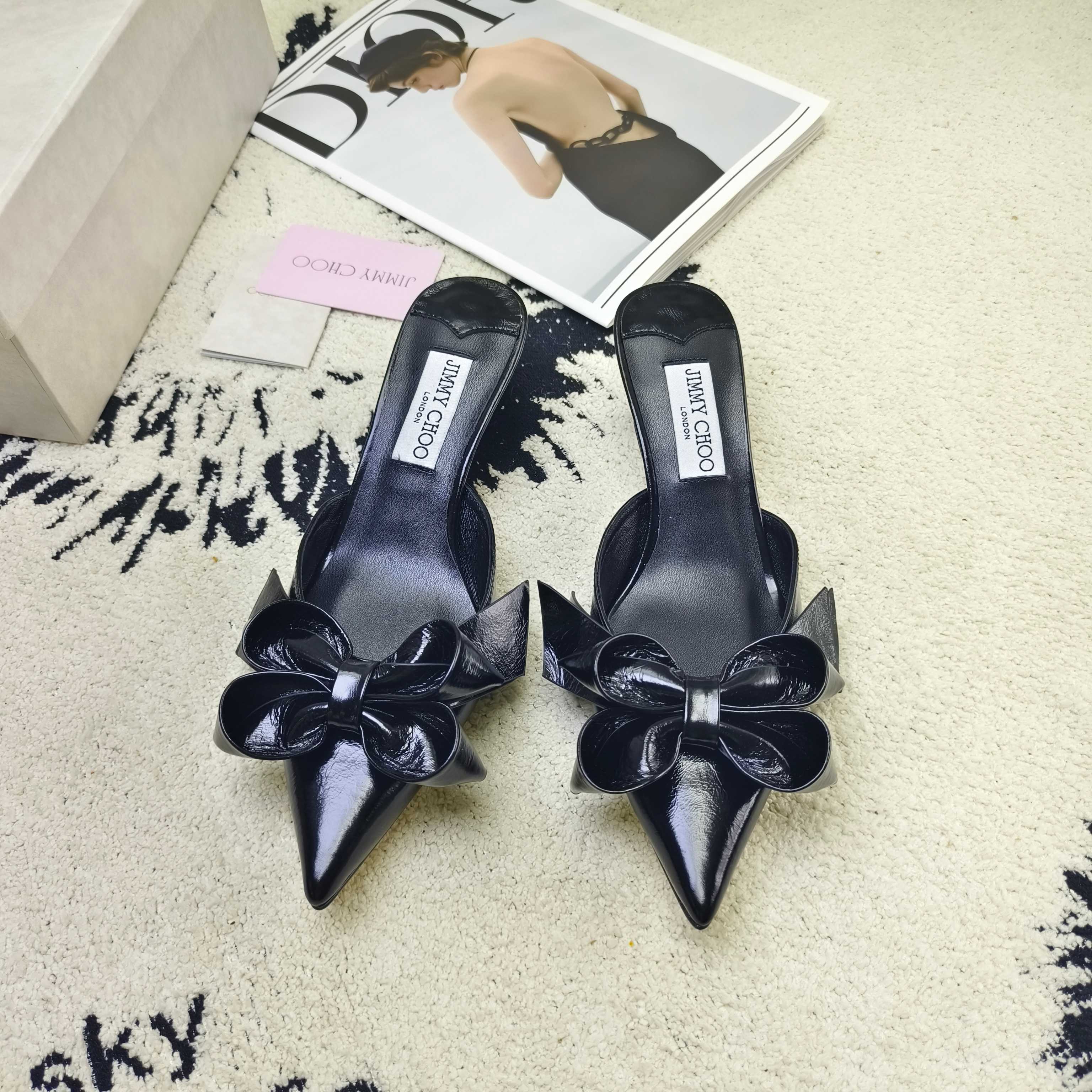 NO:261689,JIMMY CHOO Flower Empty Slippers Fashionable and versatile Nice items are made of leather to create a unique and elegant shoe shape. The pointed toe is matched with exquisite bows and three-dimensional heel design, showing the fashionable and personal temperament. The fabric is imported Zou Sheepskin/The flowers are also full sheepskin. The inner imported sheepskin heel height is 4.5cm outsole Italian leather outsole size 35~39 (34 40~42 custom made without return or exchange), high heels, jimmy choo, high heels, slippers, sheepskin, Leather soles19860909JIMMY CHOO 花朵后空拖鞋时髦百搭nice单品采用皮革材质打造别致优雅鞋型,尖头搭配精美蝴蝶结和立体鞋跟设计,尽显时尚个性气质 面料进口邹羊皮/花朵也是全羊皮 内里进口羊皮 跟高4.5cm 大底意大利真皮大底 码数35～39 (34 40～42定做不退换),高跟鞋,jimmy choo,high heels,slippers,sheepskin,Leather soles,Women's Shoes