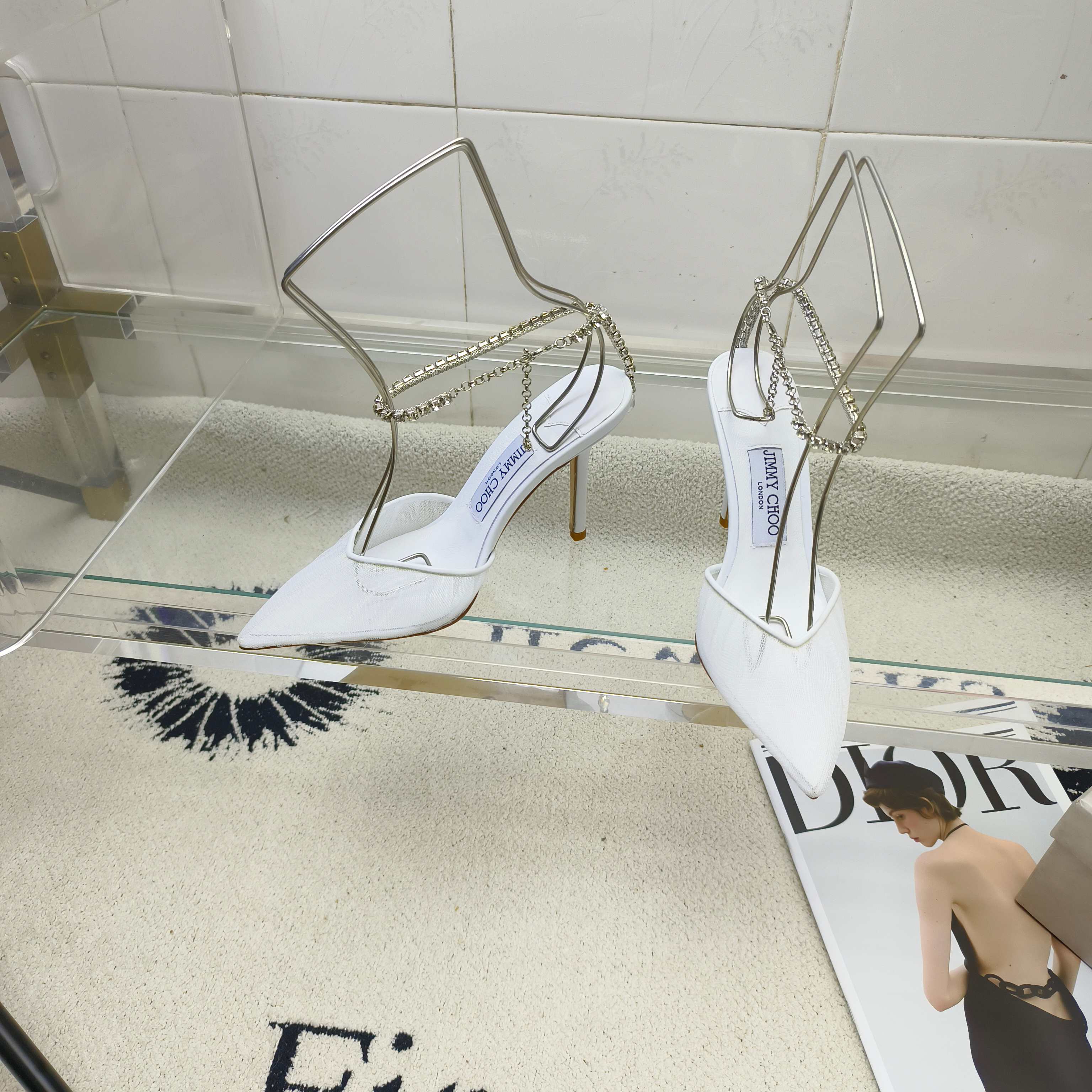 NO:261692,JIMMY CHOO (Jimmy Week) Y-chain diamond mesh women's shoes new style decoration. The elegant and noble Australian pointed rhinestone series is simply beautiful. Falling in love with elegance and playful futuristic feeling, you can just take a look and you want to have it immediately. But a pair of exquisite high heels can be thought of. This series is specially designed for extraordinary and indifferent lambs, thus creating a unique overall effect. Jimmy Choo designed products that inspire women to move forward to show their charm. Strap rhinestone chain necklace decoration. Fabric black mesh/white mesh. The inner imported lambskin is super soft and delicate. The sole is imported from Italy genuine leather sole. Size 35~39 (33 34 40 41 42 Customized and non-returned) Heel height 8.5/10cm, high heels, jimmy choo, jimmy  choo, high heels, necklace, sheepskin19860909JIMMY CHOO(吉米周)Y链钻网纱女鞋新款修饰 大方高贵澳大利亚尖头水钻系列,简直是美上天了,爱上优雅、爱上俏皮的未来感,光看一眼便想马上拥有,但一双精致的高跟鞋确是可以想想滴～该系列专为超凡绝伦、无所谓的女士而设计,从而打造出别致的整体效果,Jimmy Choo 设计出激发女性一往无前的产品彰显魅力绑带水钻链条项链装饰 面料黑色网纱/白色网纱 内里进口意制小羊皮超级柔软细腻  大底进口意大利真皮底 码数35～39(33 34 40 41 42定制不退换) 跟高8.5/10cm,高跟鞋,jimmy choo,jimmy choo,high heels,necklace,sheepskin,Women's Shoes